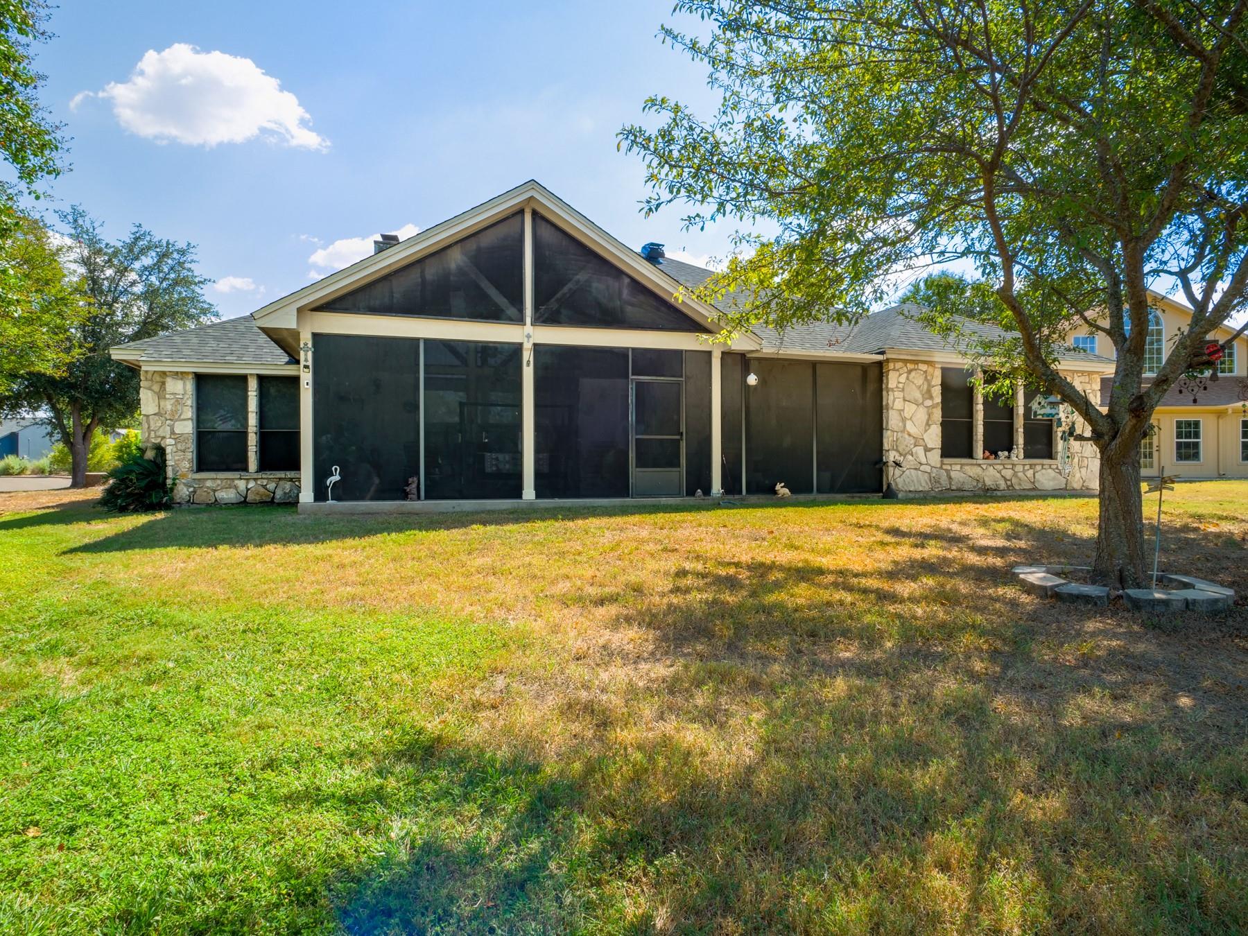 120 Meadowlakes Dr, Meadowlakes, TX 78654