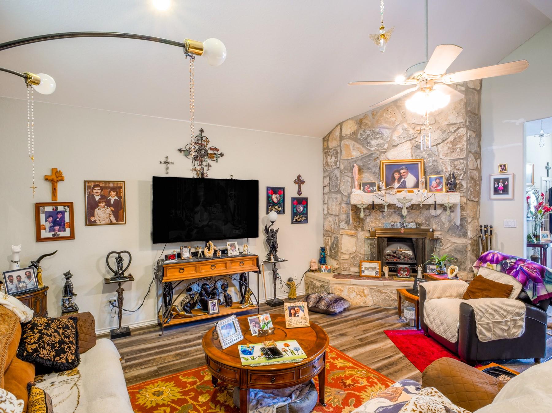 120 Meadowlakes Dr, Meadowlakes, TX 78654