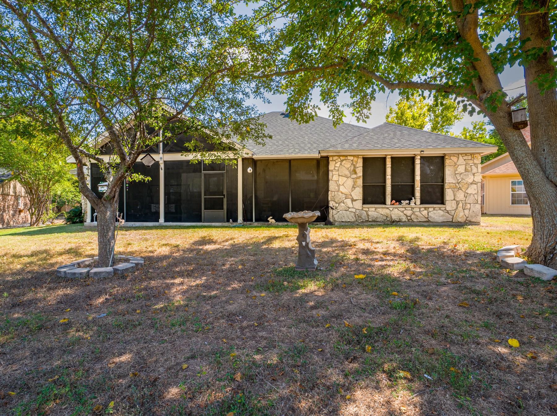 120 Meadowlakes Dr, Meadowlakes, TX 78654