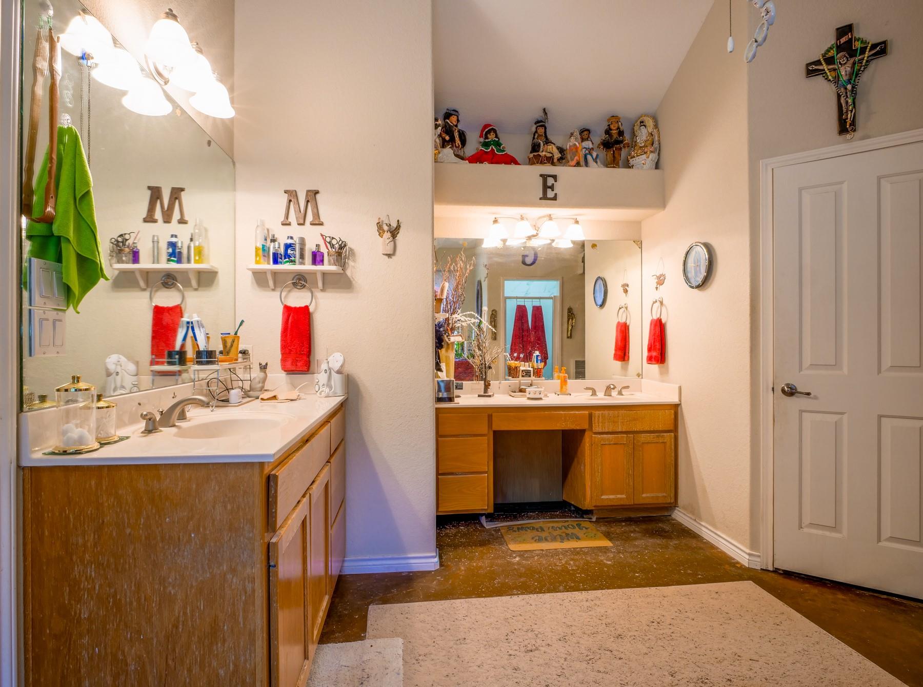 120 Meadowlakes Dr, Meadowlakes, TX 78654