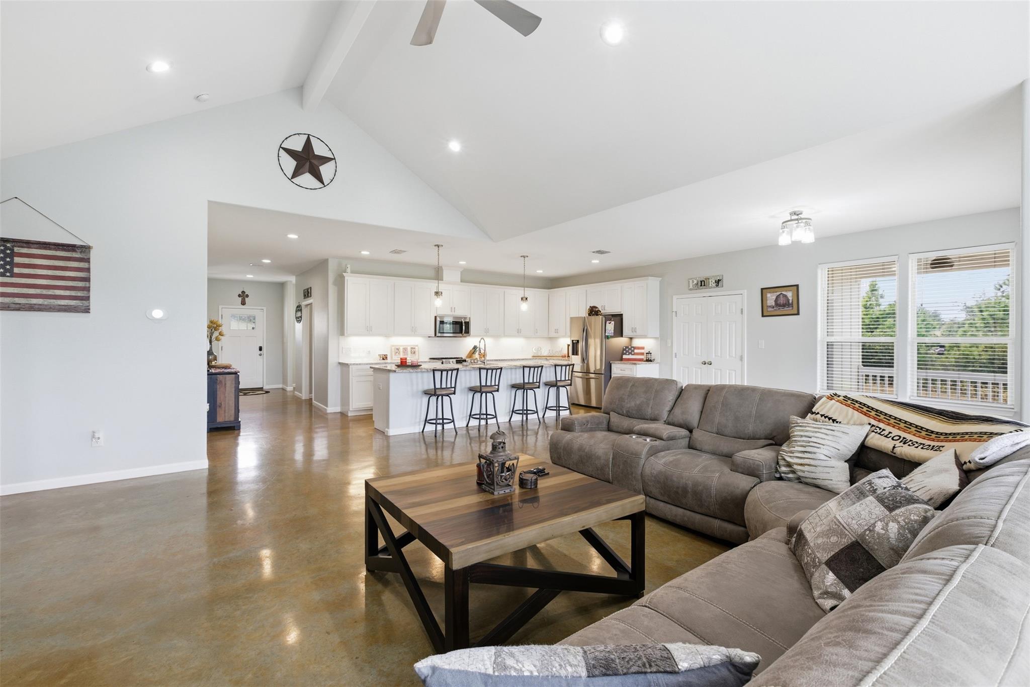 152 Spring Hollow Trl, Smithville, TX 78957