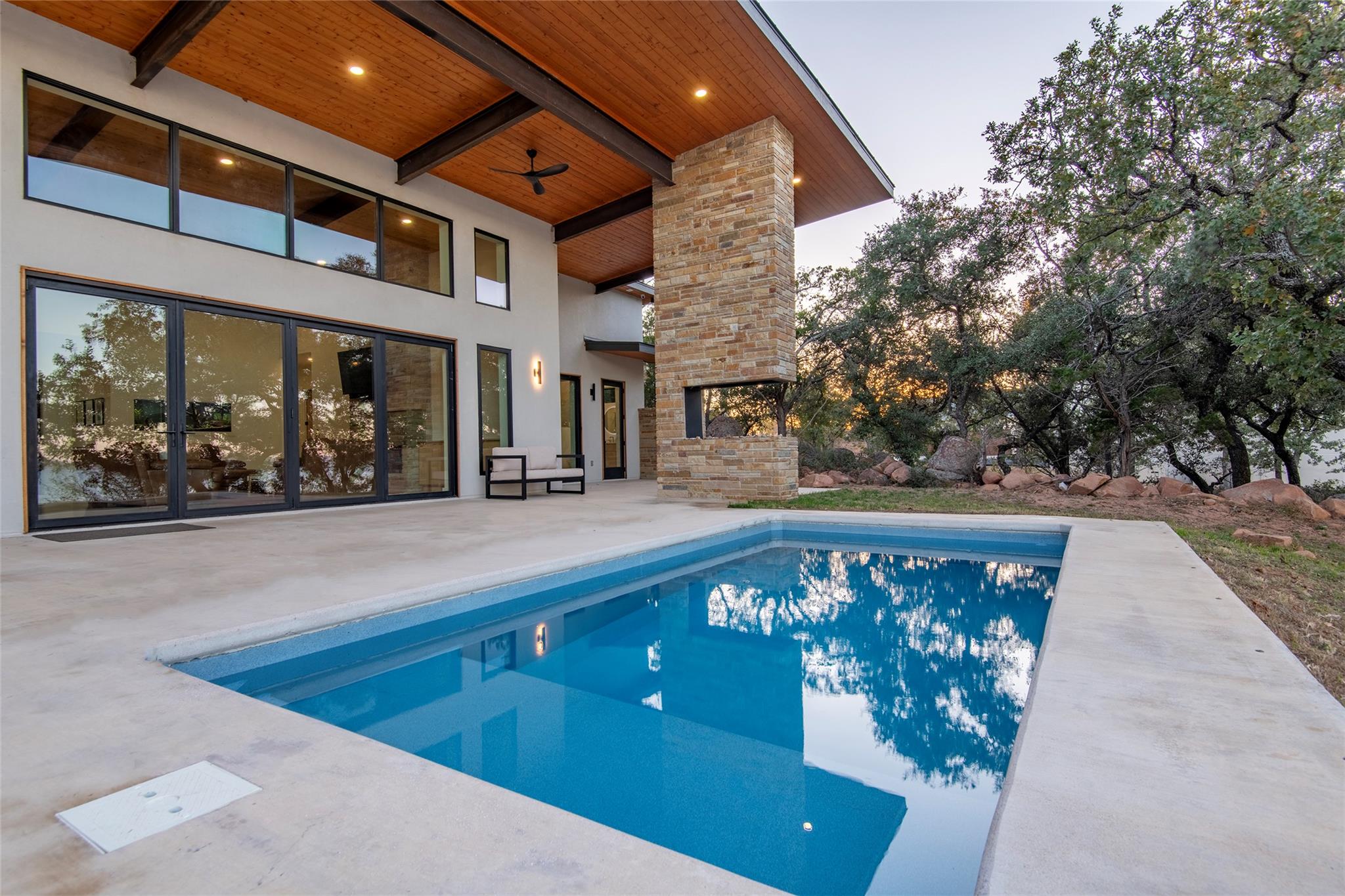 247 Peninsula Dr, Burnet, TX 78611