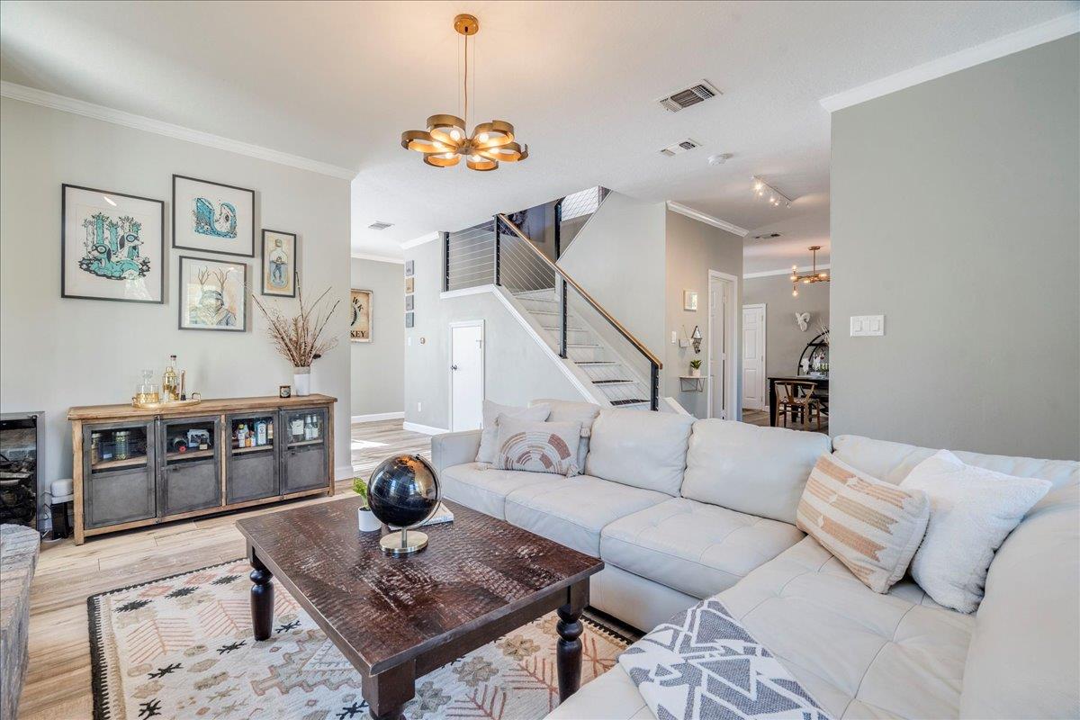 171 N Pin Oak Xing, Elgin, TX 78621