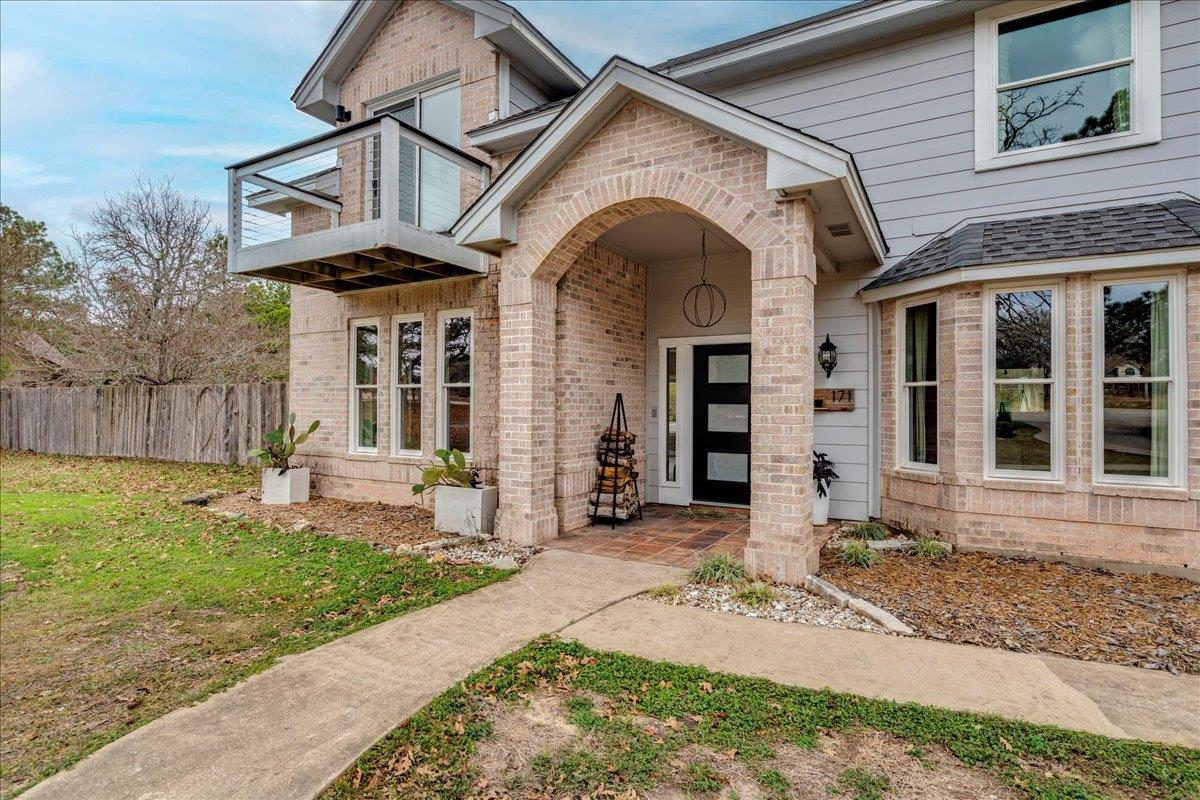 171 N Pin Oak Xing, Elgin, TX 78621