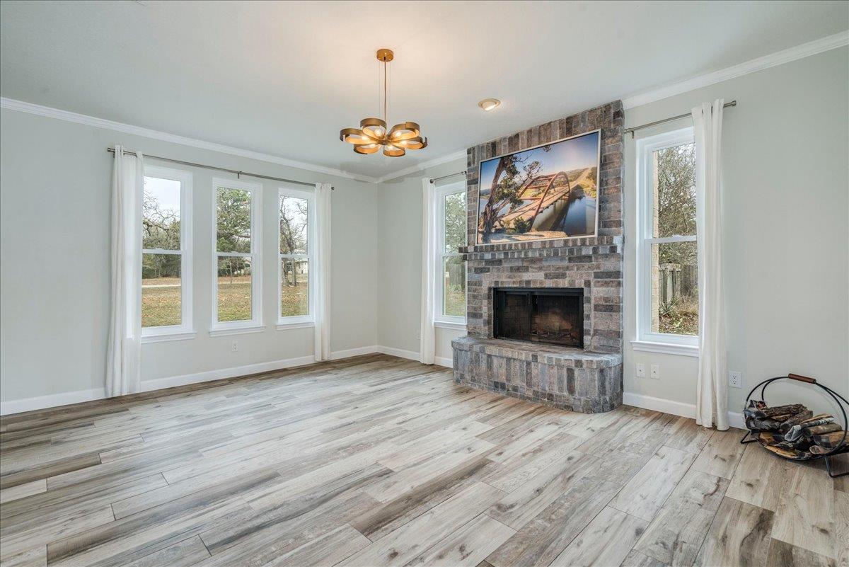 171 N Pin Oak Xing, Elgin, TX 78621