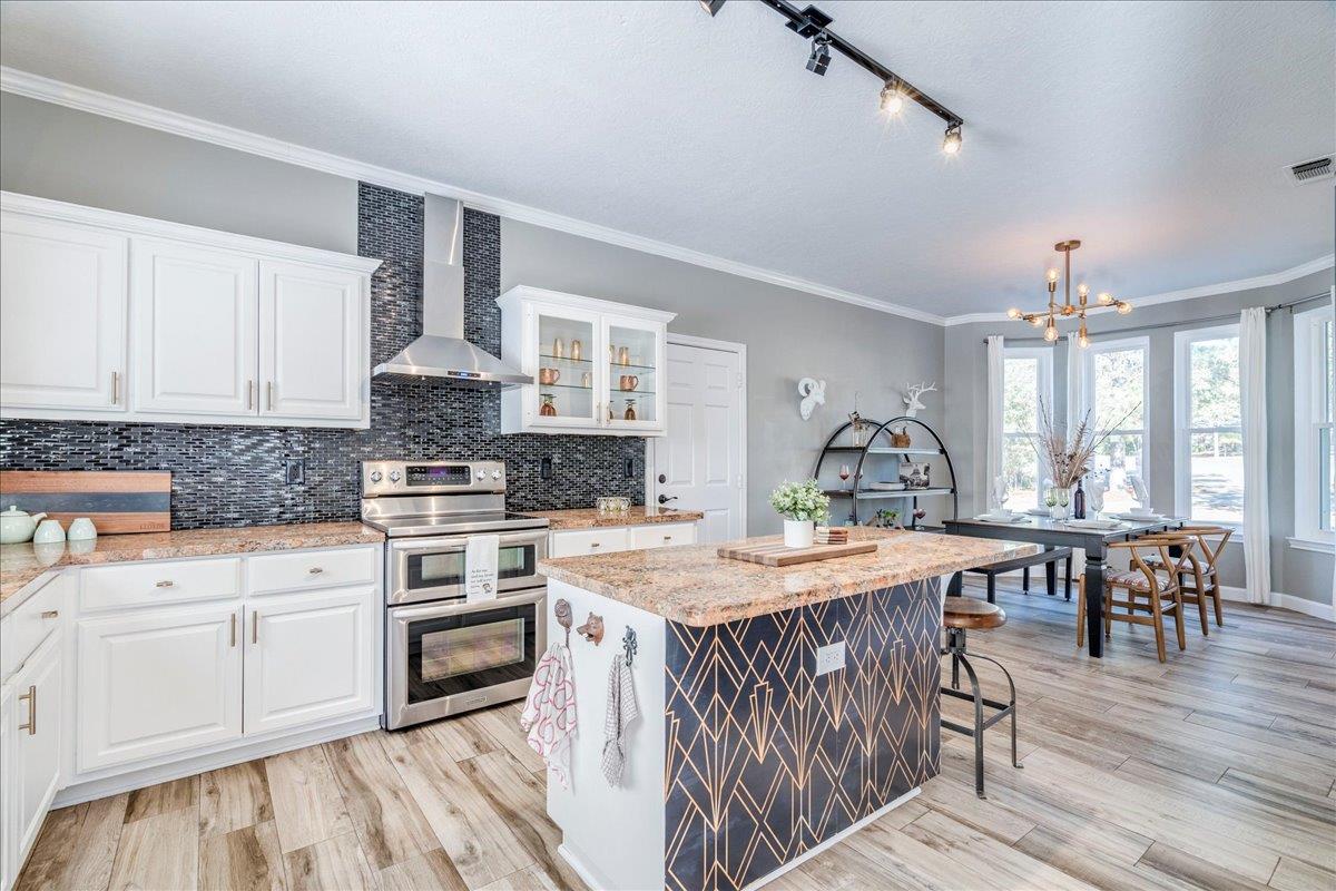 171 N Pin Oak Xing, Elgin, TX 78621