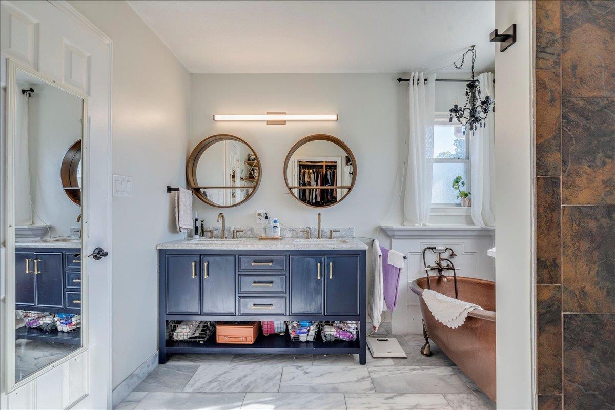 171 N Pin Oak Xing, Elgin, TX 78621