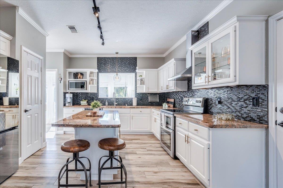 171 N Pin Oak Xing, Elgin, TX 78621