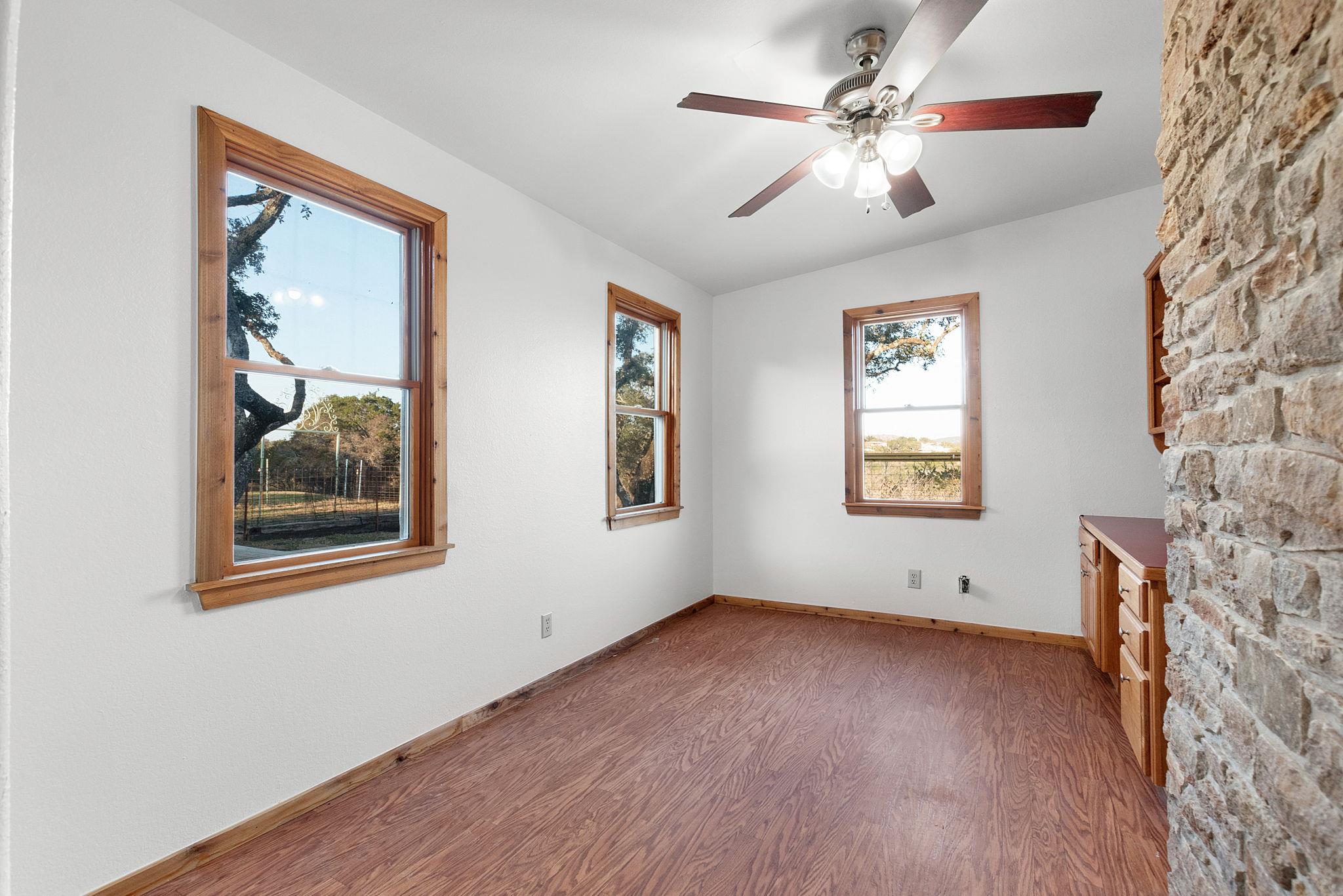 201 Acorn St, Burnet, TX 78611