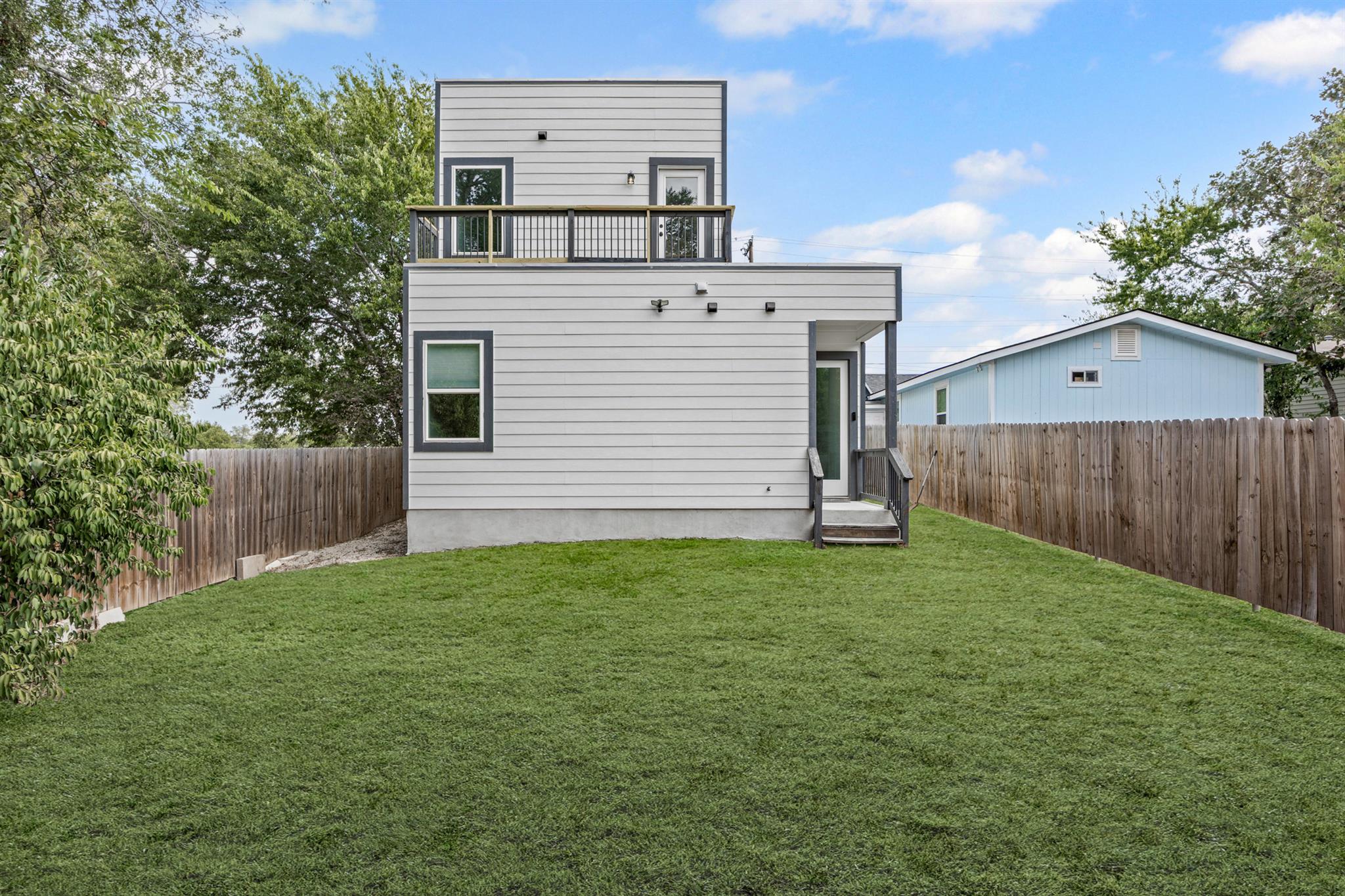 813 Chihuahua St, Lockhart, TX 78644