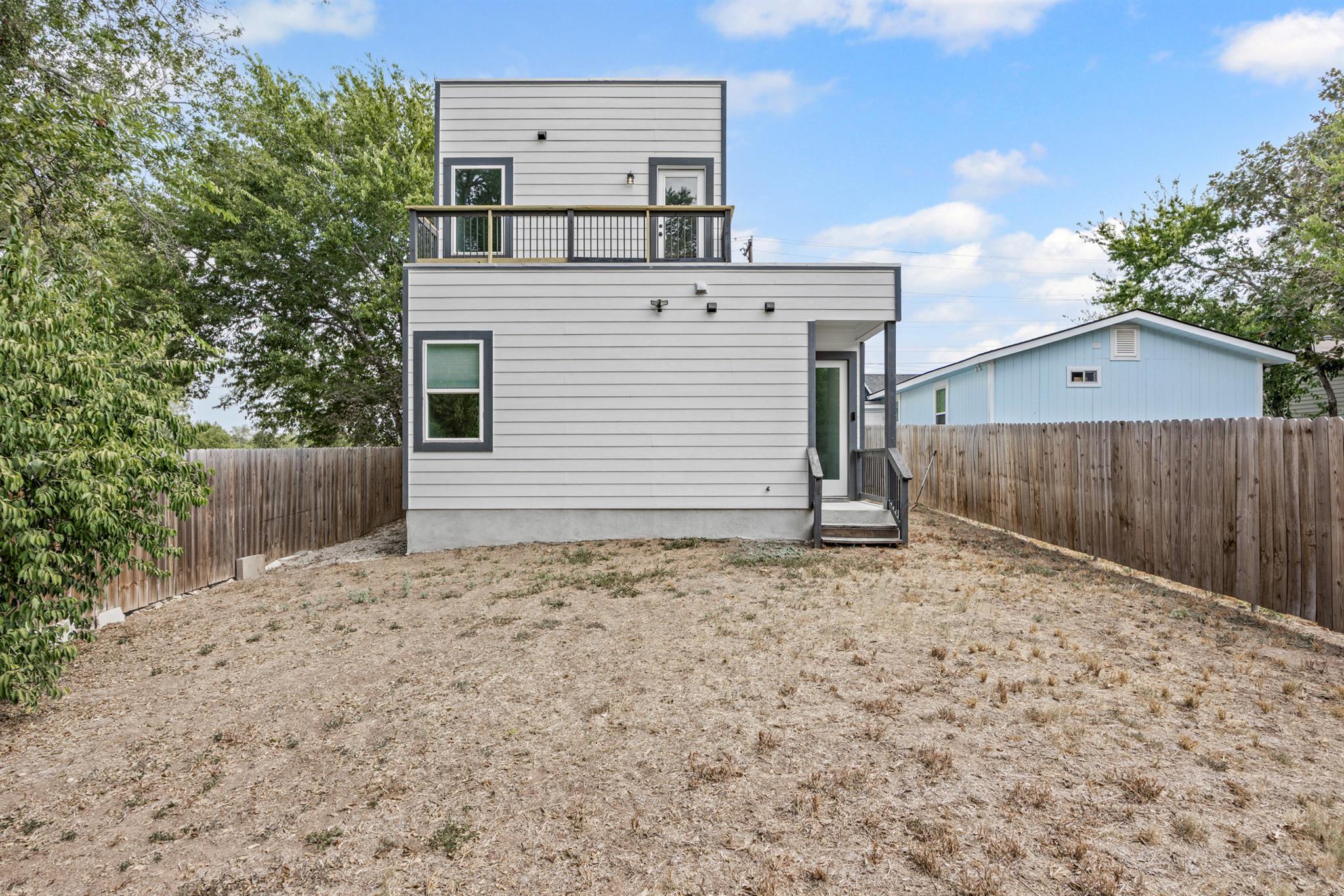 813 Chihuahua St, Lockhart, TX 78644