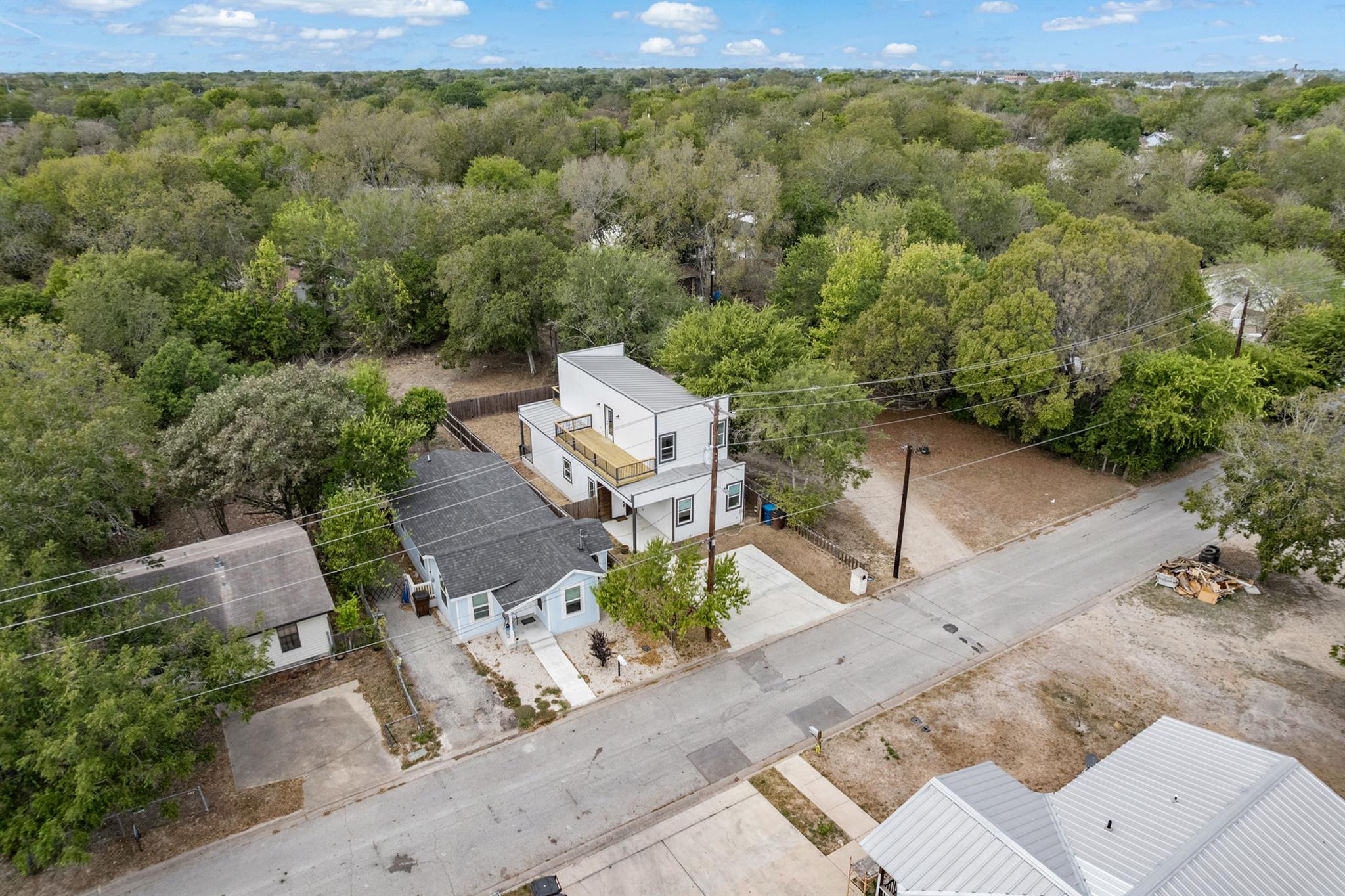 813 Chihuahua St, Lockhart, TX 78644