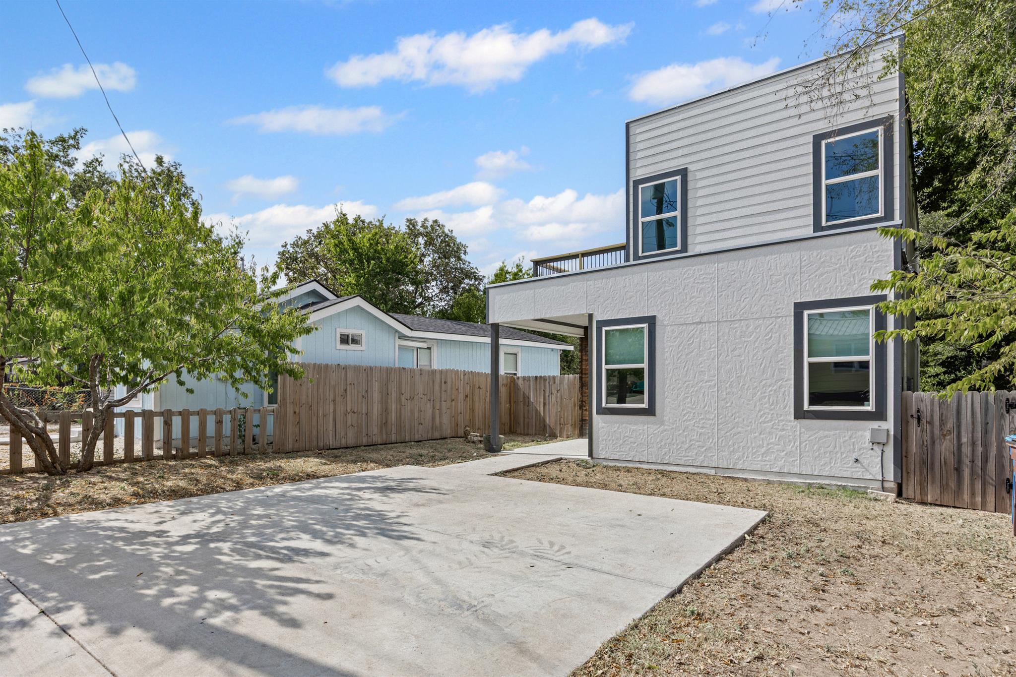813 Chihuahua St, Lockhart, TX 78644