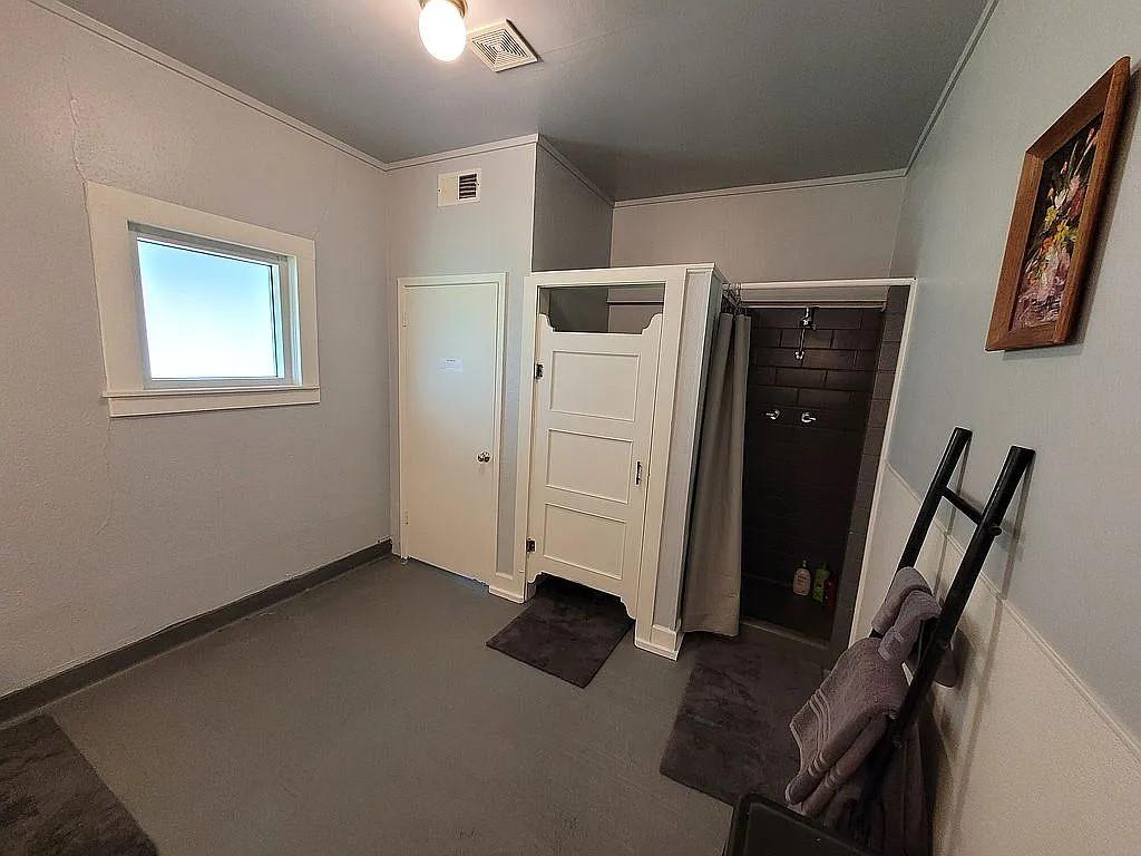 1102 Beech St, Taylor, TX 76574