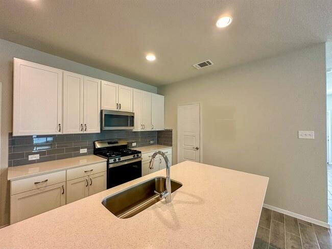 140 Keltic Dr, Kyle, TX 78640