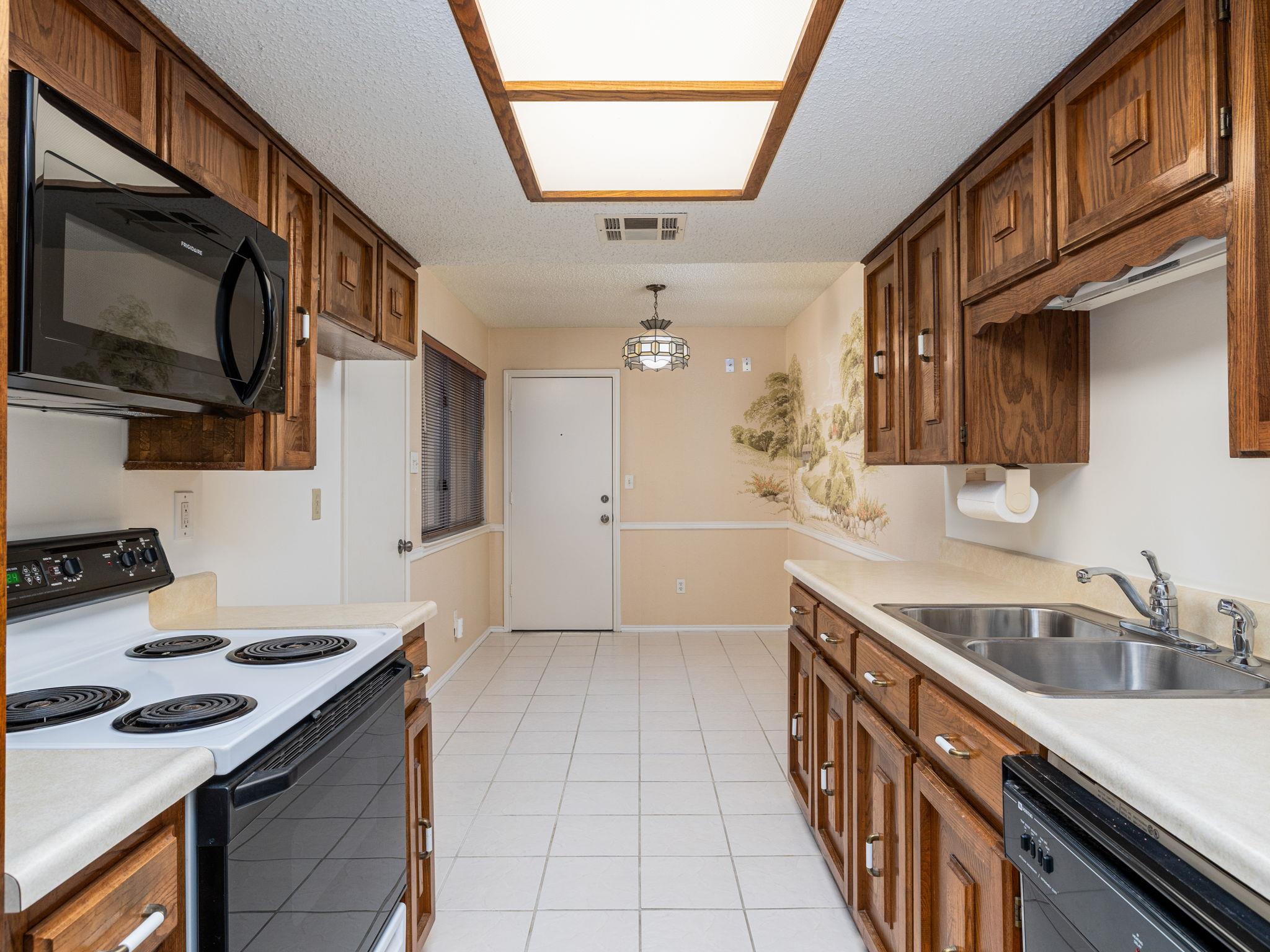 8216 Summer Side Dr, Austin, TX 78759