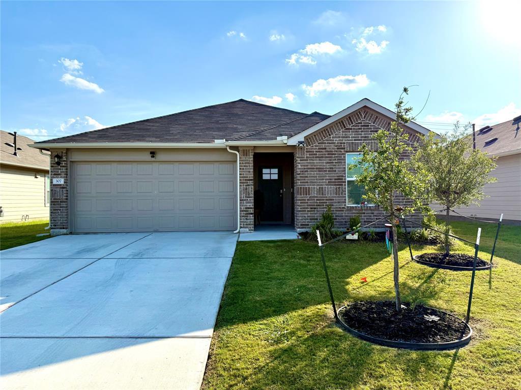 307 Abbey Ln, Lockhart, TX 78644