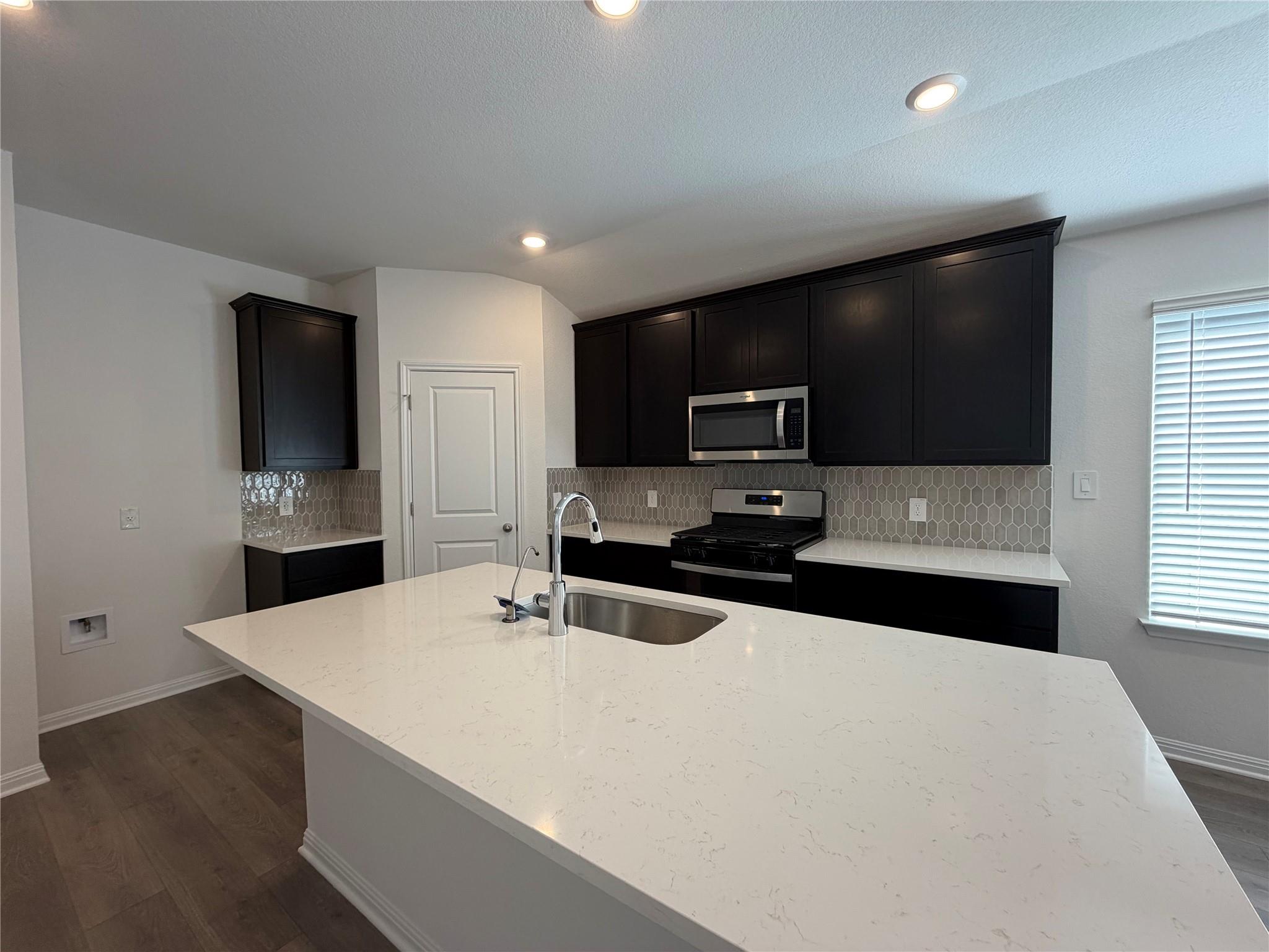 118 Holmby Dr, Hutto, TX 78634