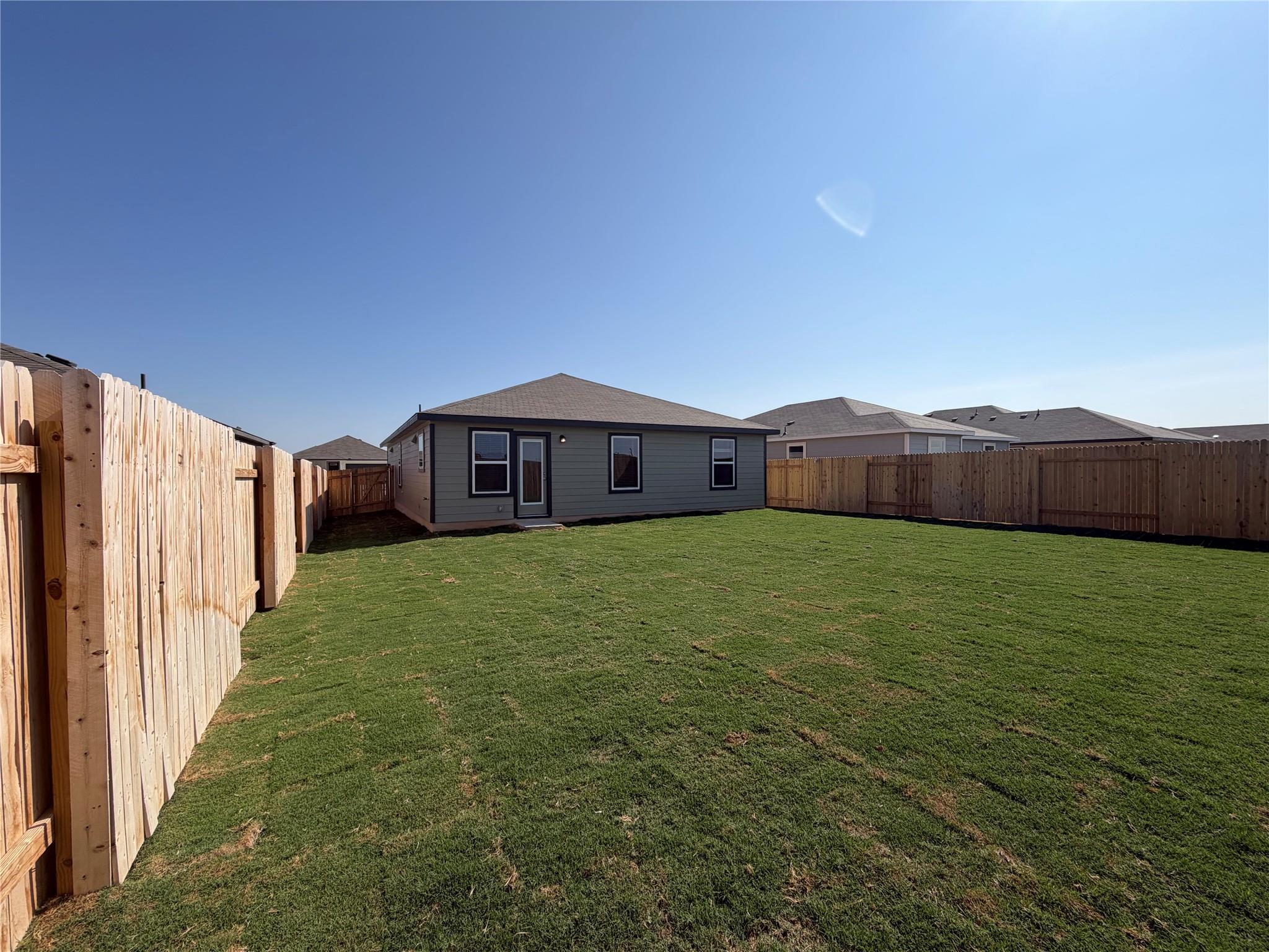 121 Honey Bee Rd, Jarrell, TX 76537