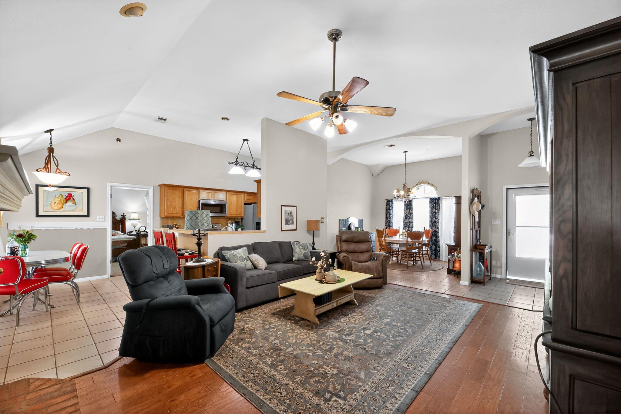 127 S Pohakea Dr, Bastrop, TX 78602