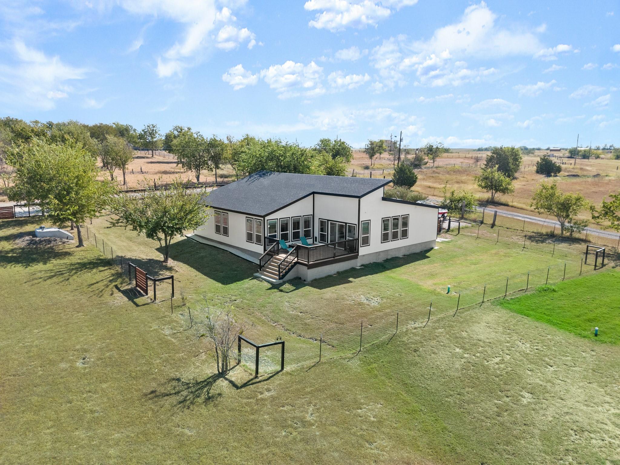 140 Hazel Hill Trl, Taylor, TX 76574