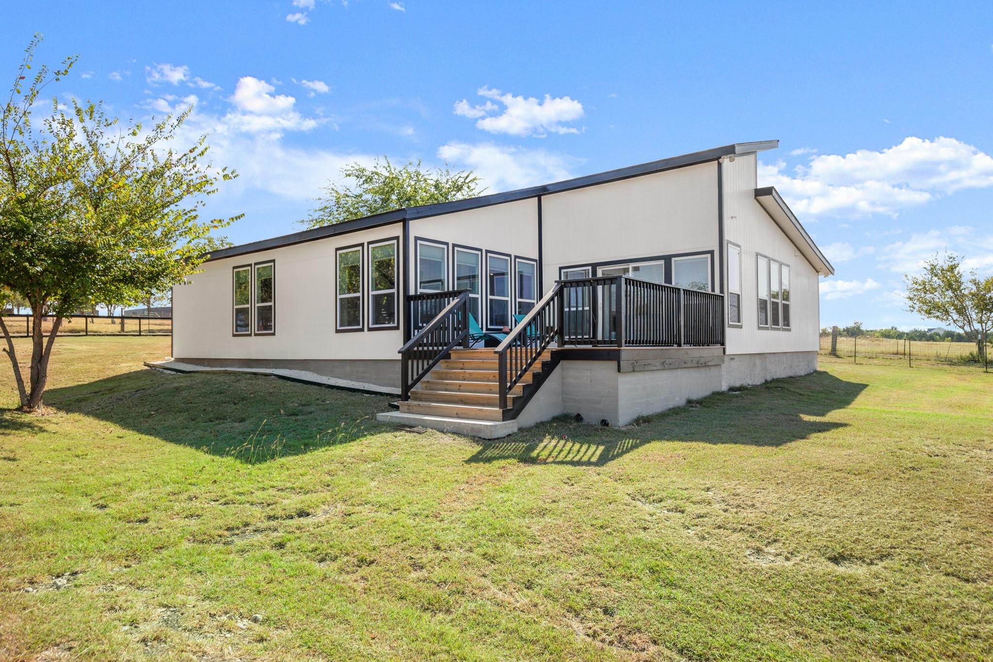 140 Hazel Hill Trl, Taylor, TX 76574