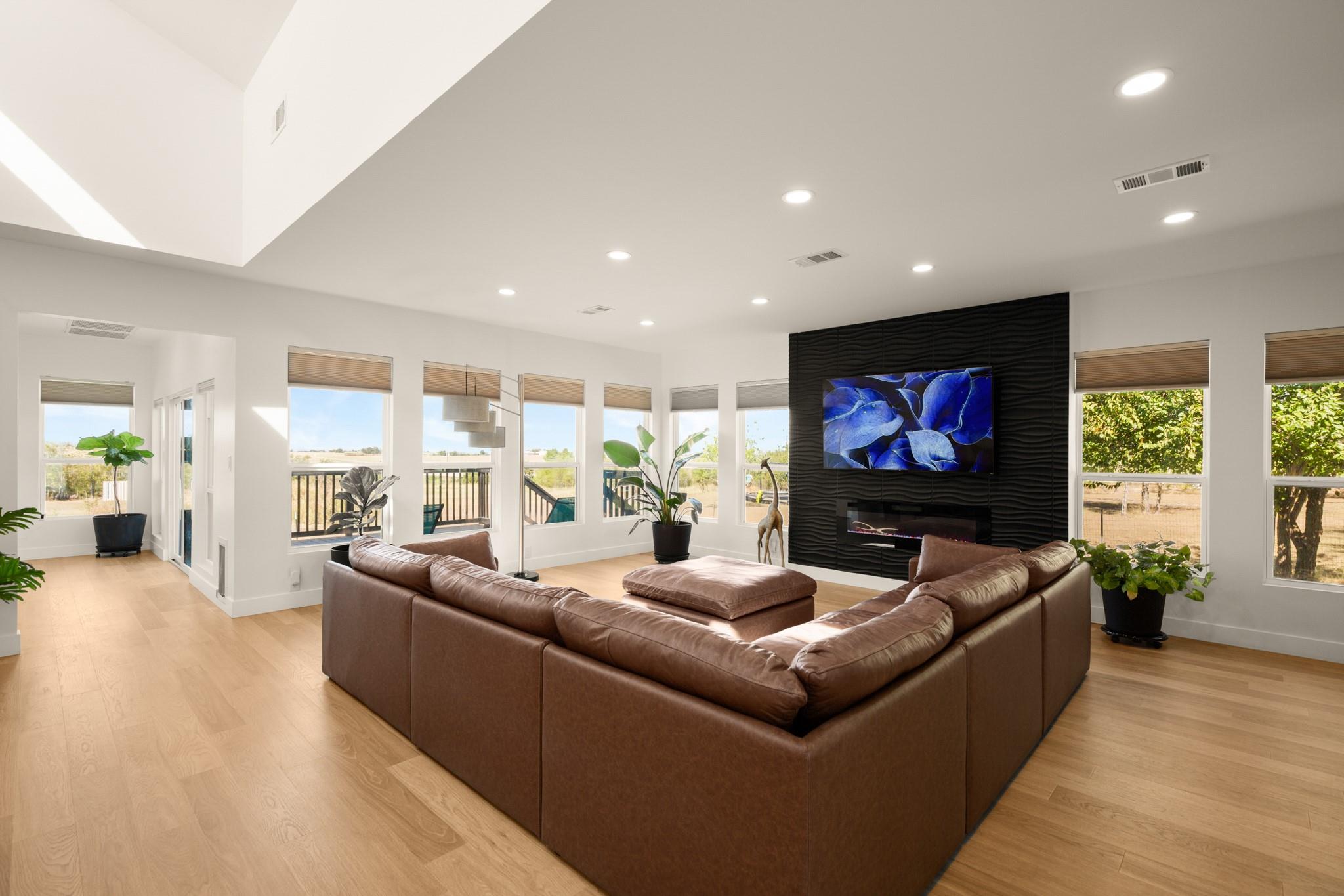 140 Hazel Hill Trl, Taylor, TX 76574