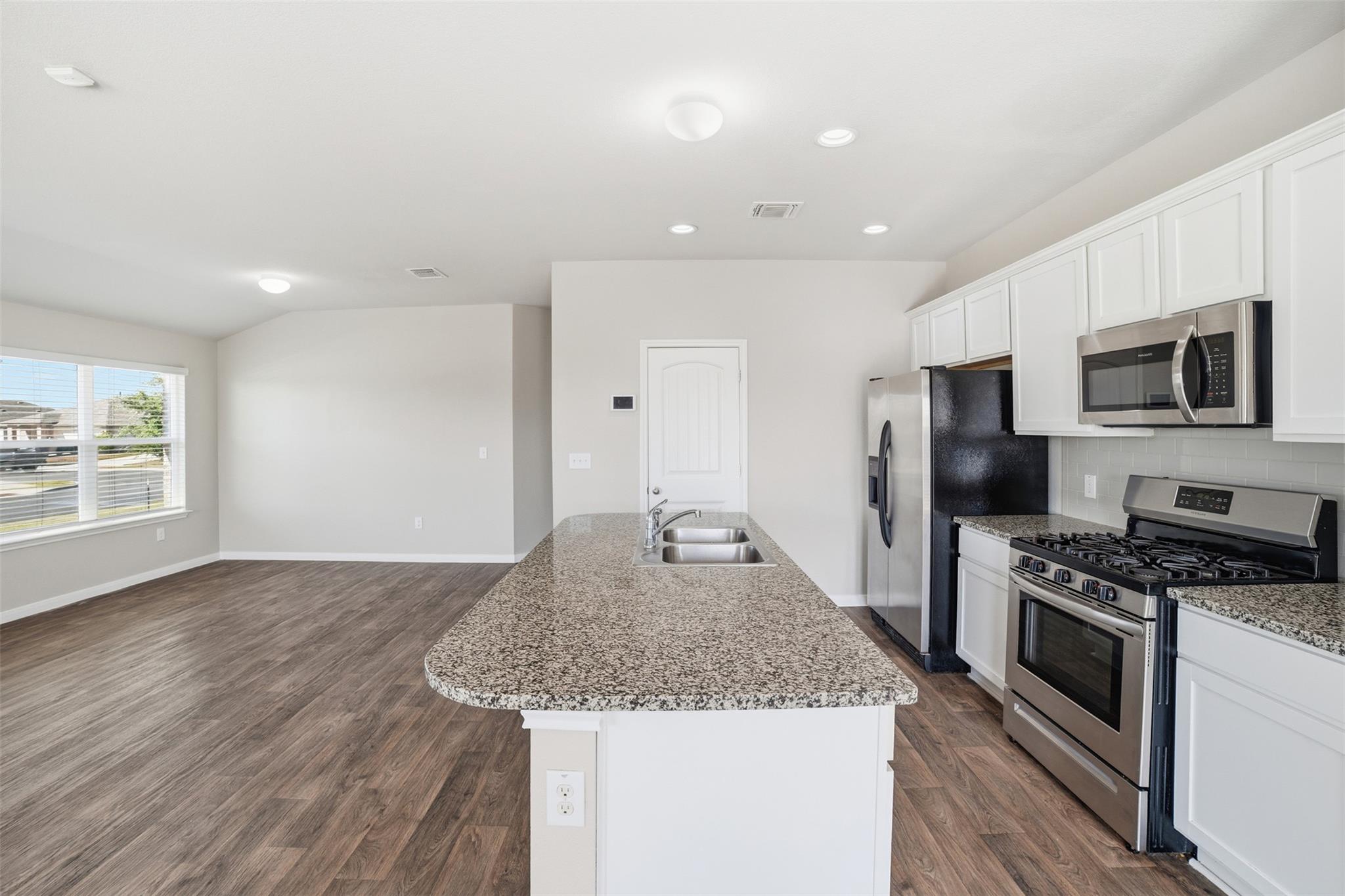 600 Marimoor Dr, Hutto, TX 78634