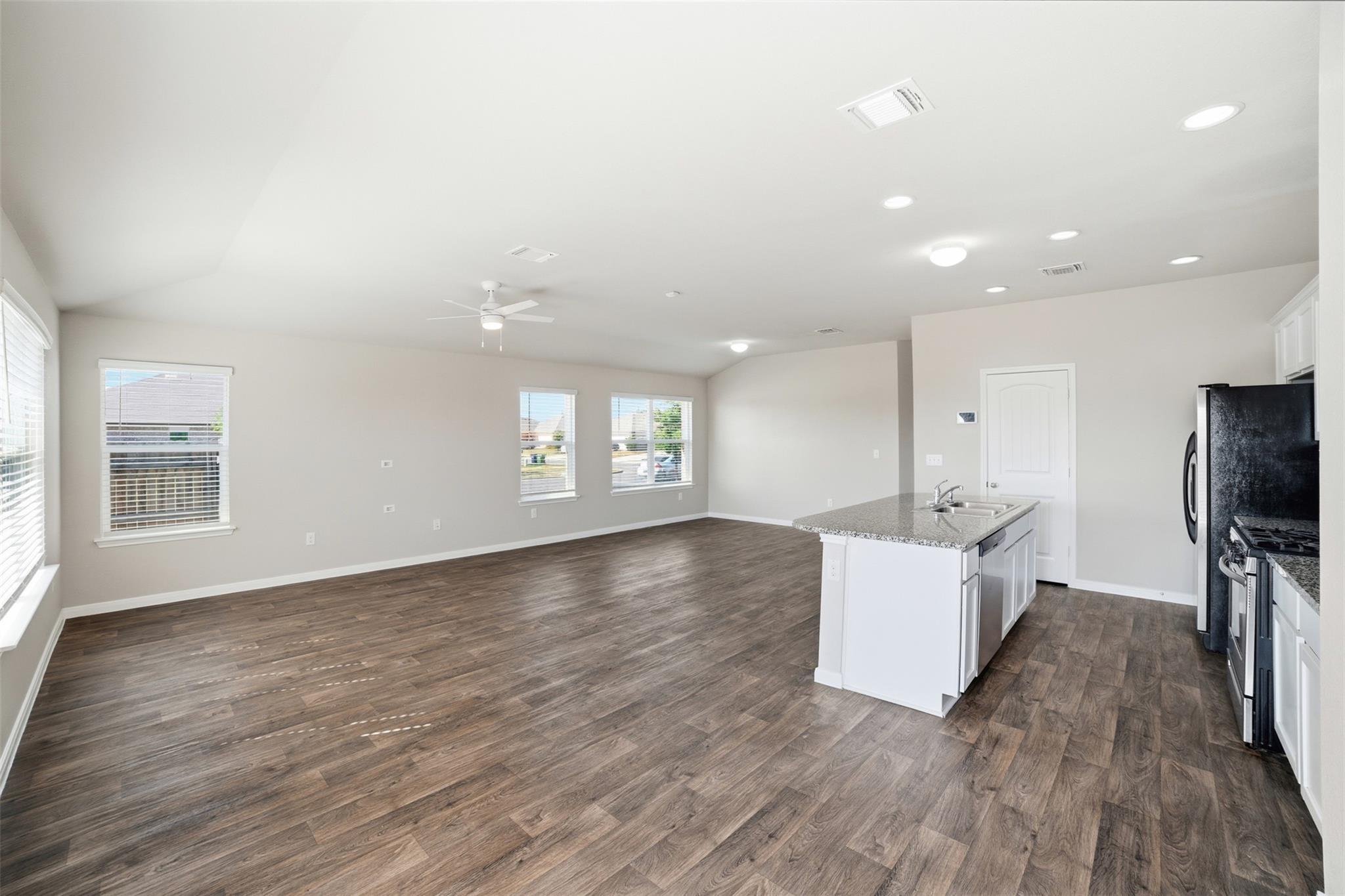 600 Marimoor Dr, Hutto, TX 78634