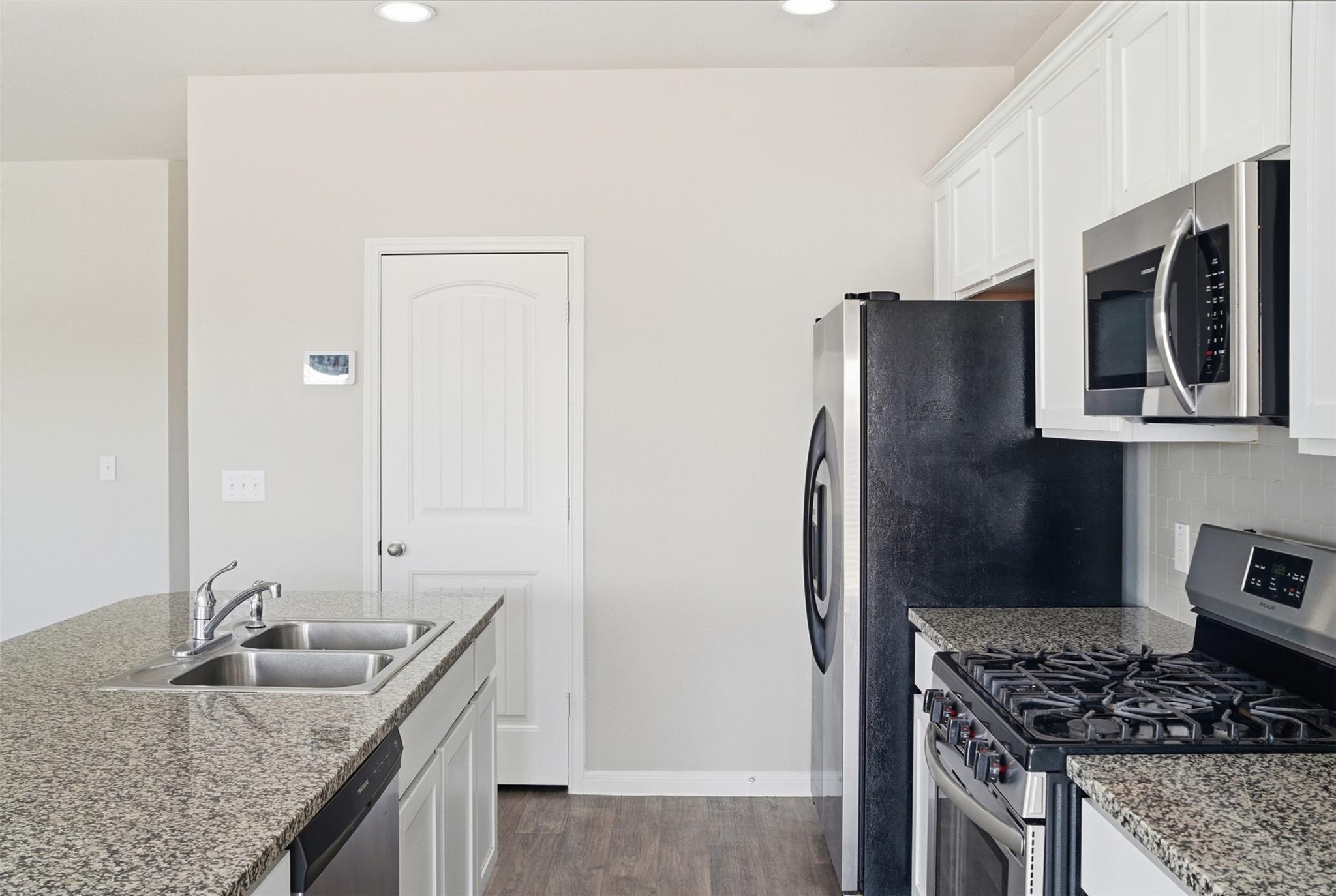 600 Marimoor Dr, Hutto, TX 78634