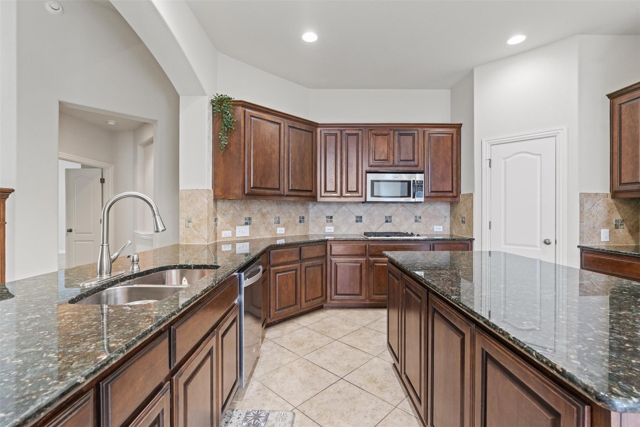 1240 Pine Forest Cir, Round Rock, TX 78665