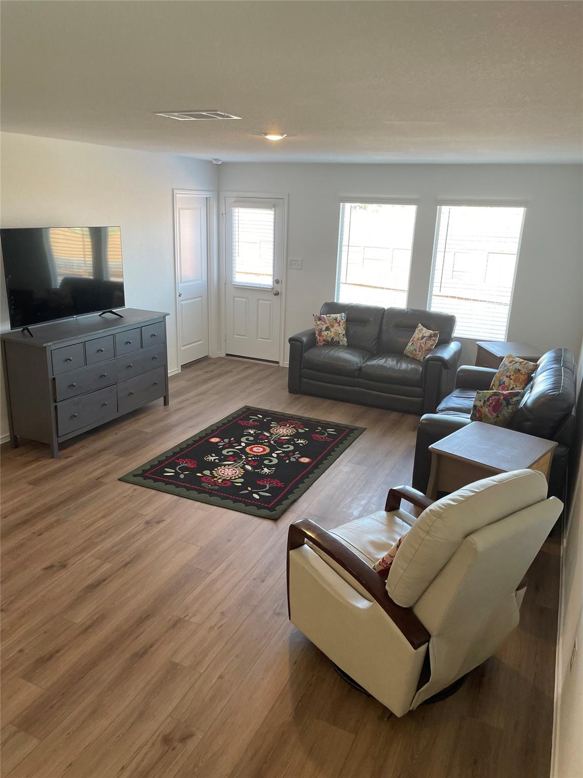 580 Rancho Del Cielo Loop, Jarrell, TX 76537