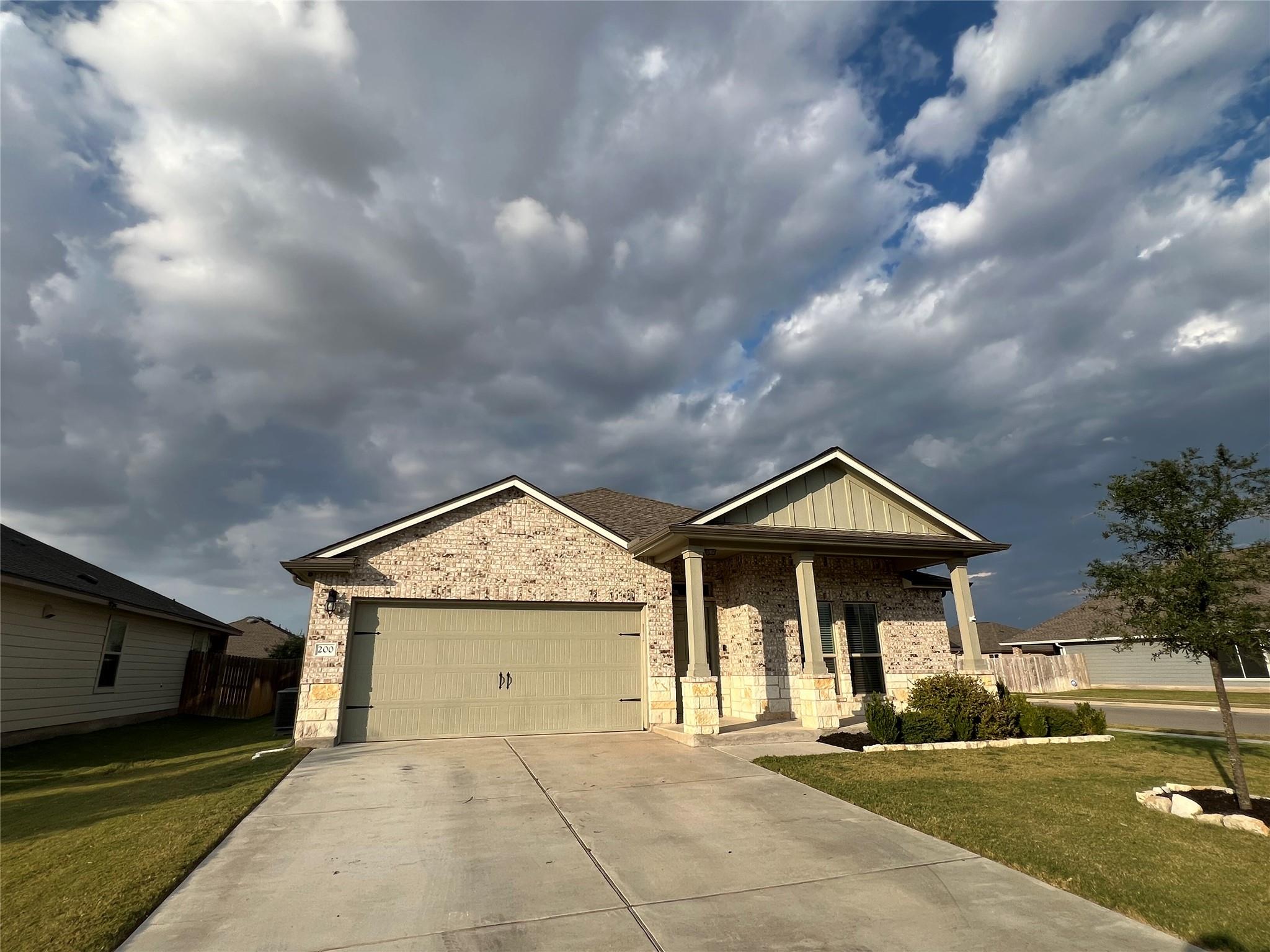 200 Nathaniel Dr, Taylor, TX 76574