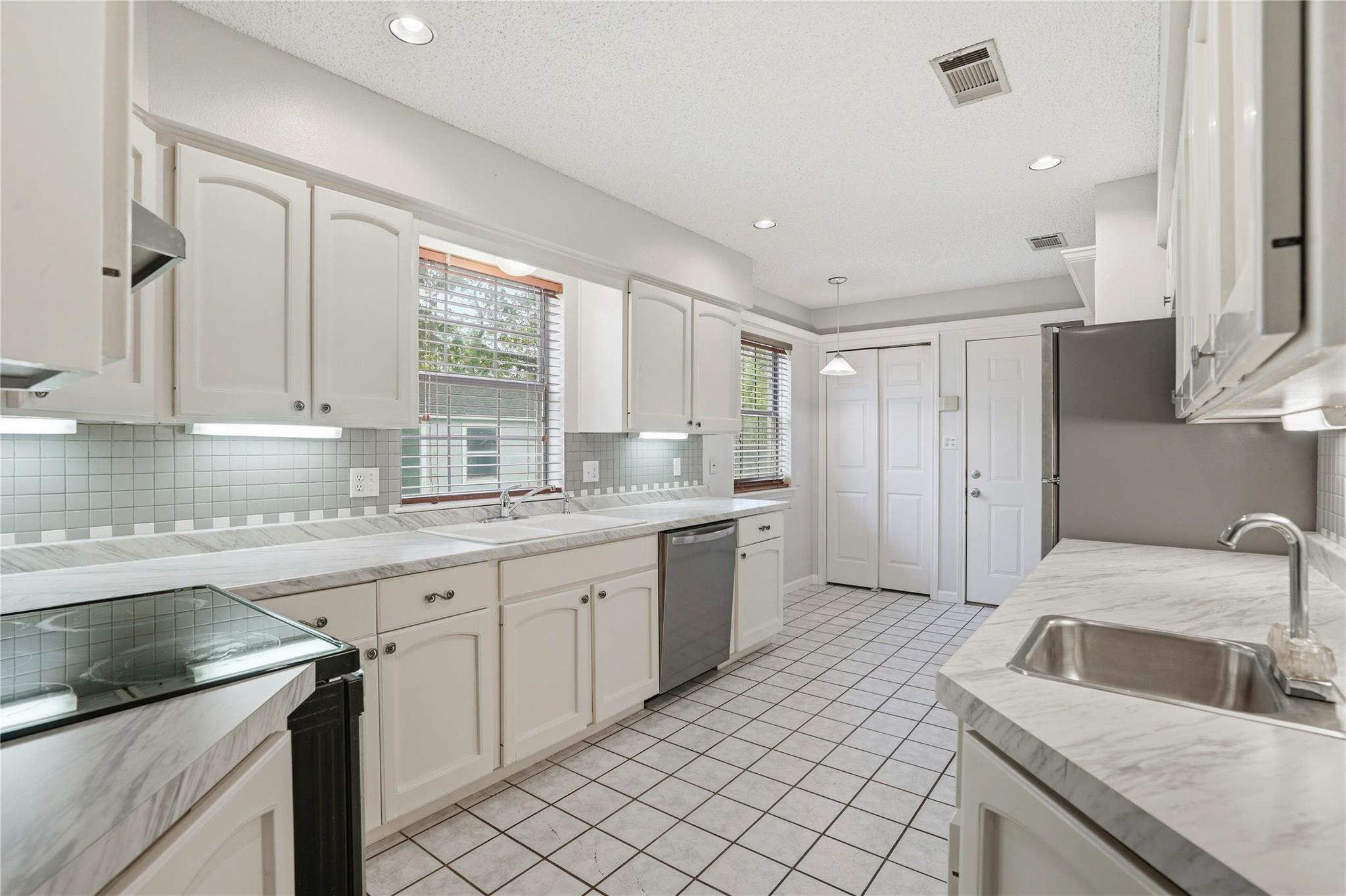 1201 Burkett Cir, Cameron, TX 76520