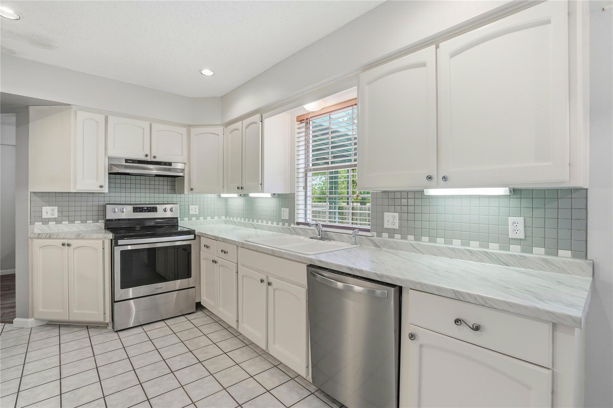 1201 Burkett Cir, Cameron, TX 76520