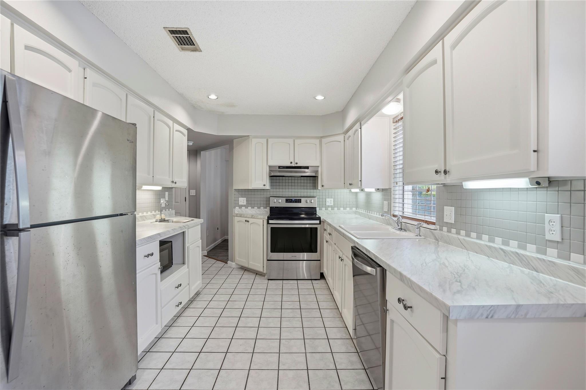 1201 Burkett Cir, Cameron, TX 76520