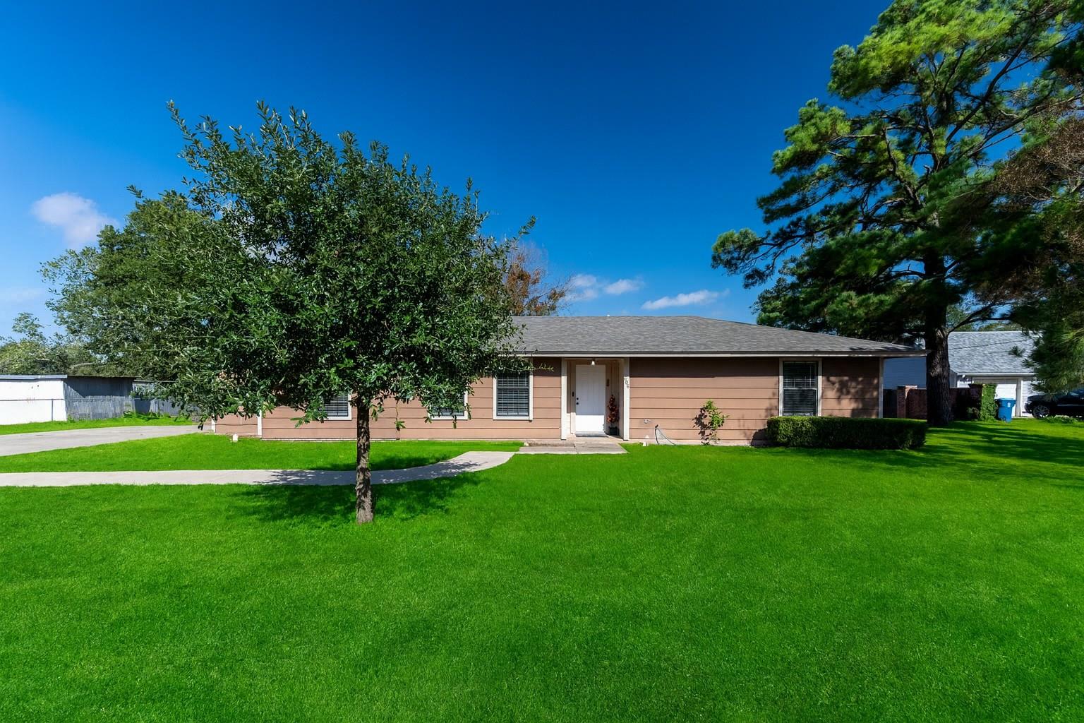606 E E 2nd St, Elgin, TX 78621