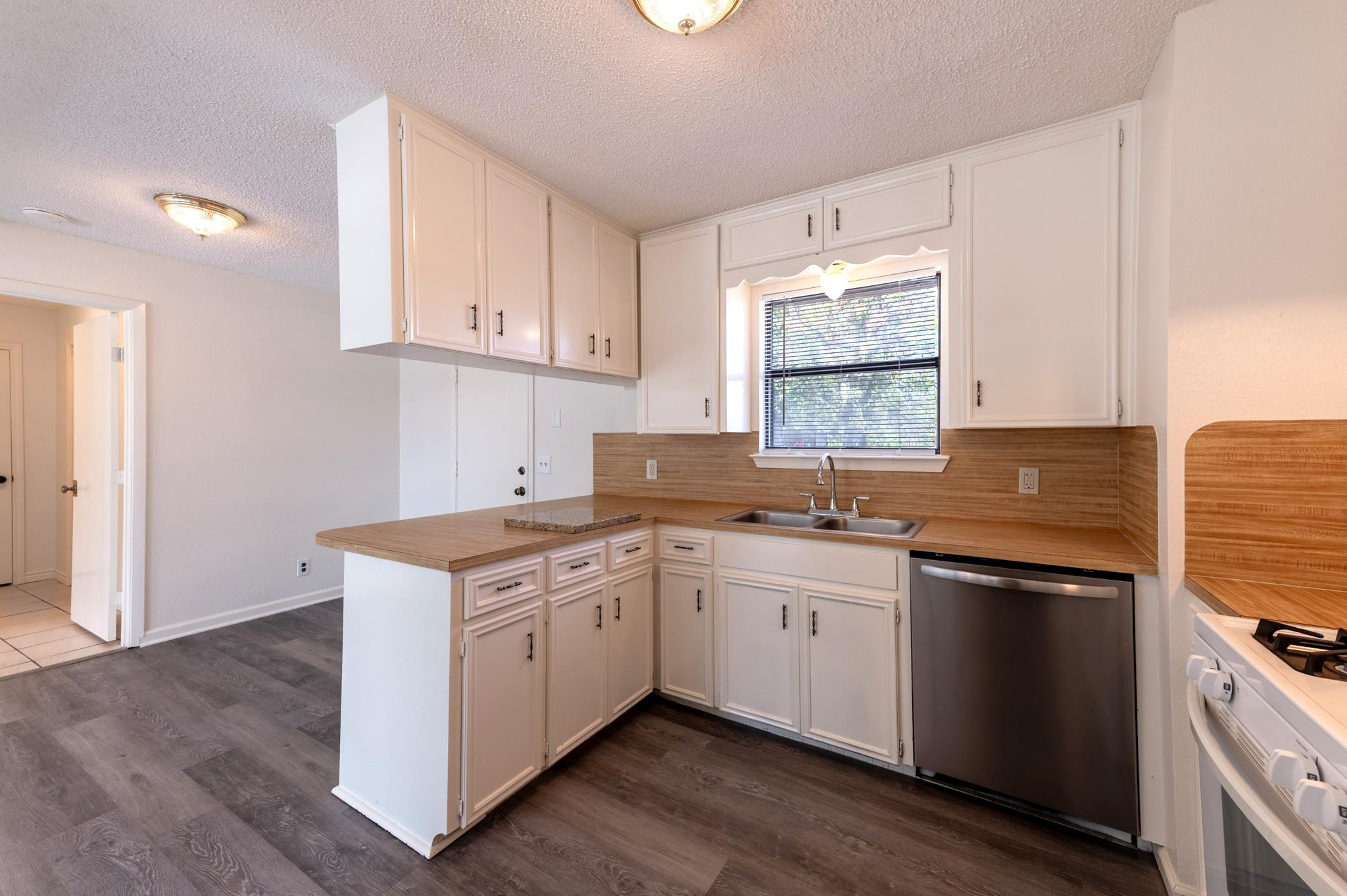 606 E E 2nd St, Elgin, TX 78621