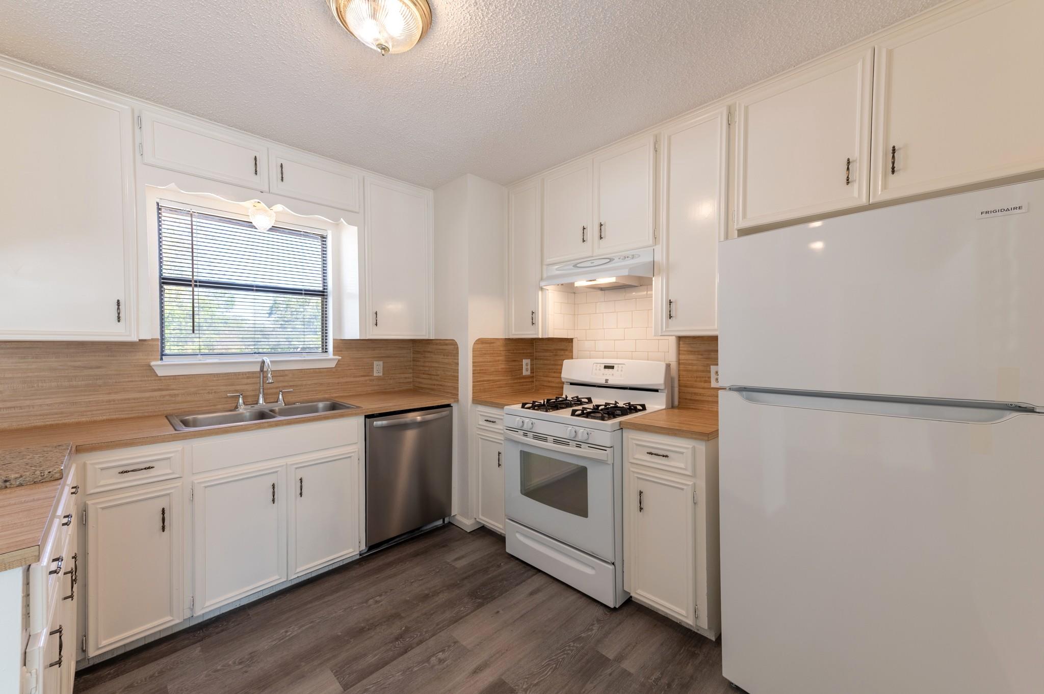 606 E E 2nd St, Elgin, TX 78621