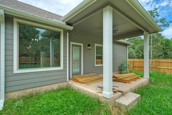 126 E Pauwela Ln, Bastrop, TX 78602