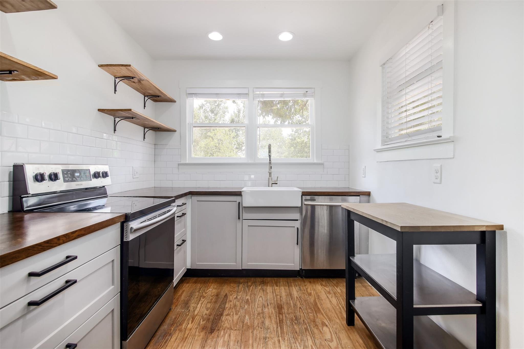 917 W 4th St, Taylor, TX 76574