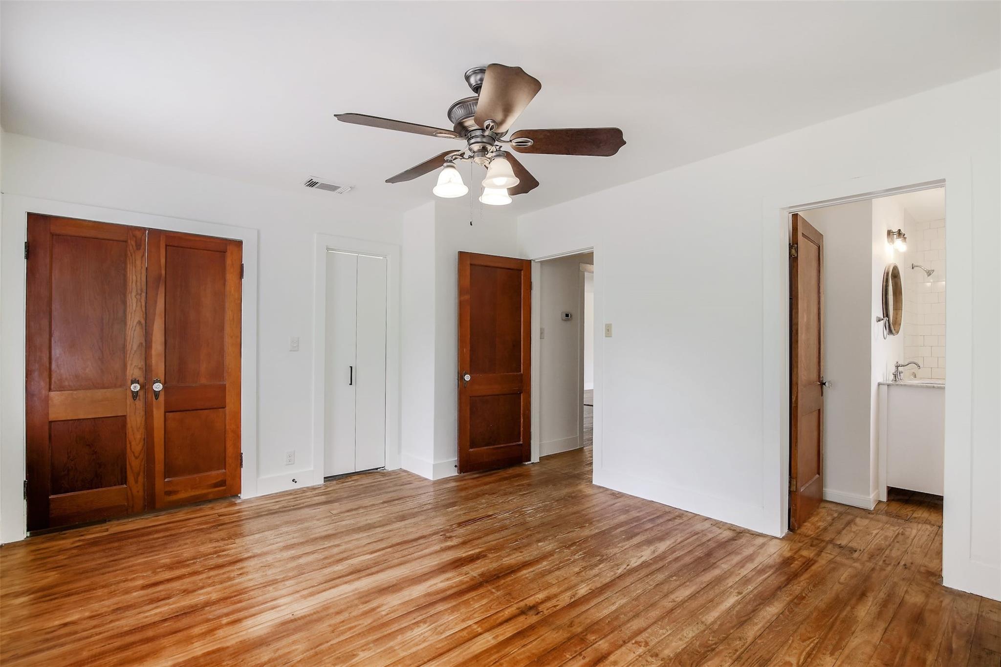 917 W 4th St, Taylor, TX 76574