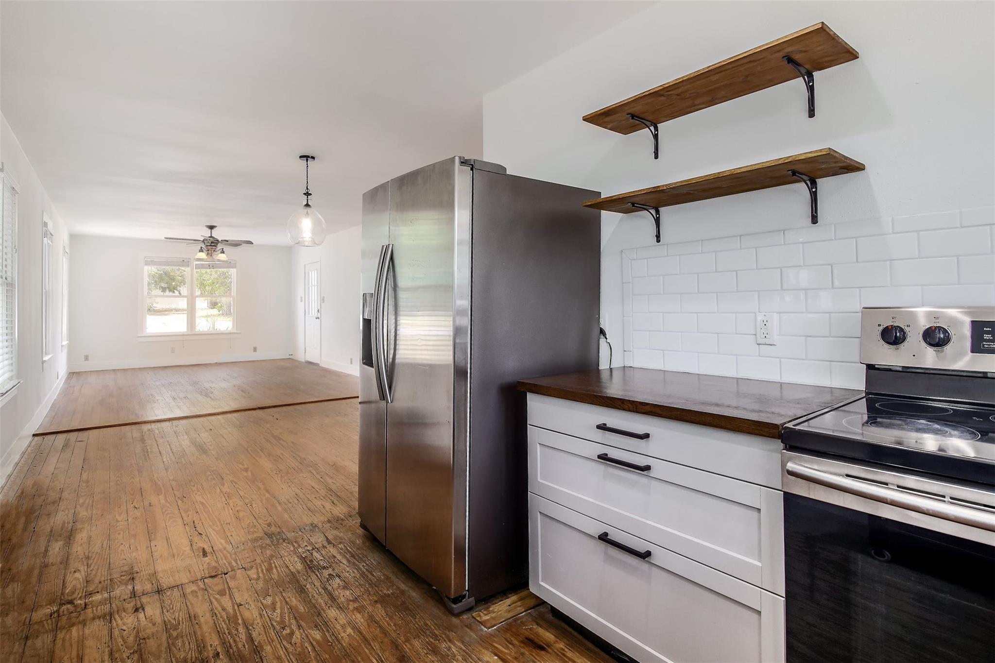 917 W 4th St, Taylor, TX 76574