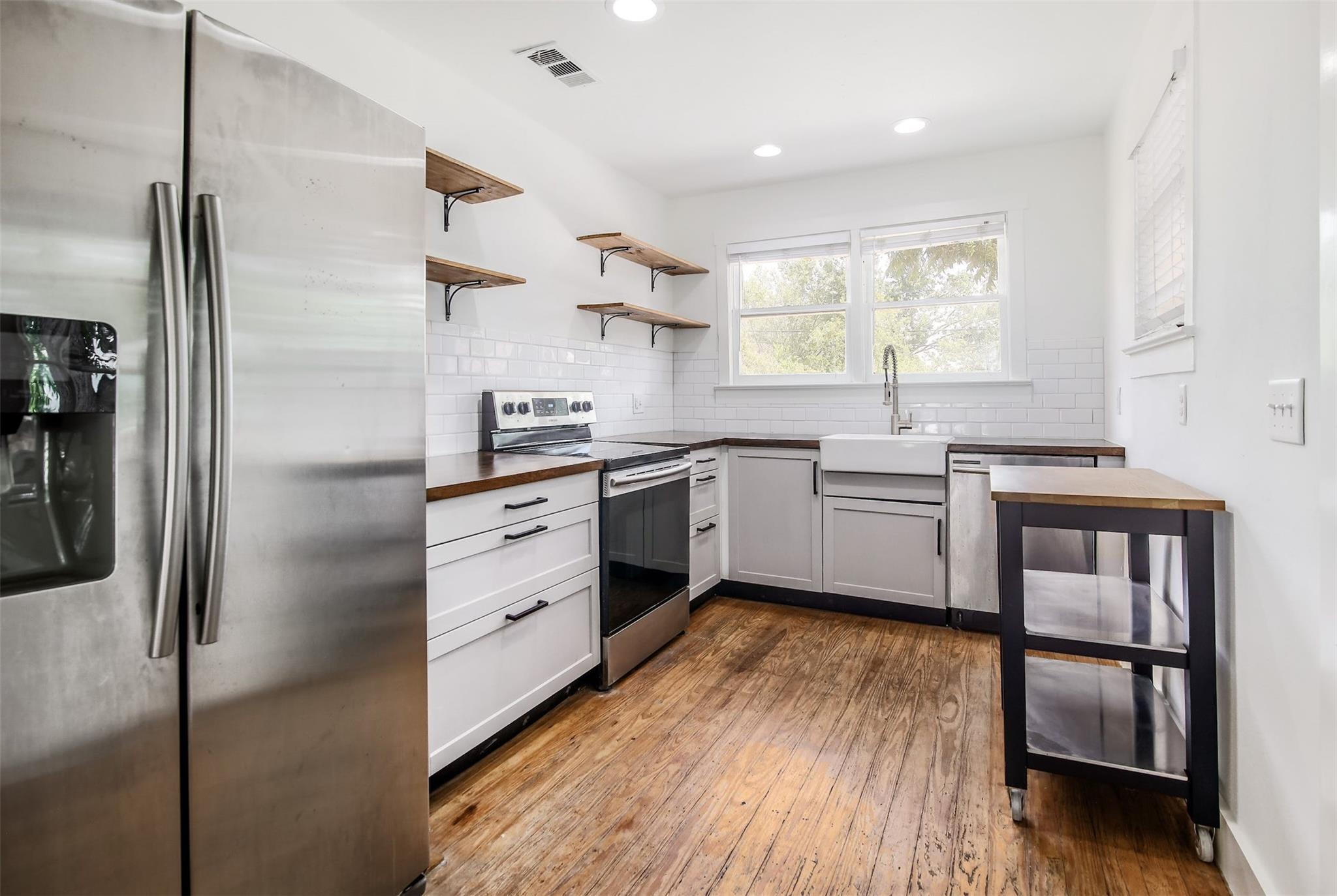 917 W 4th St, Taylor, TX 76574