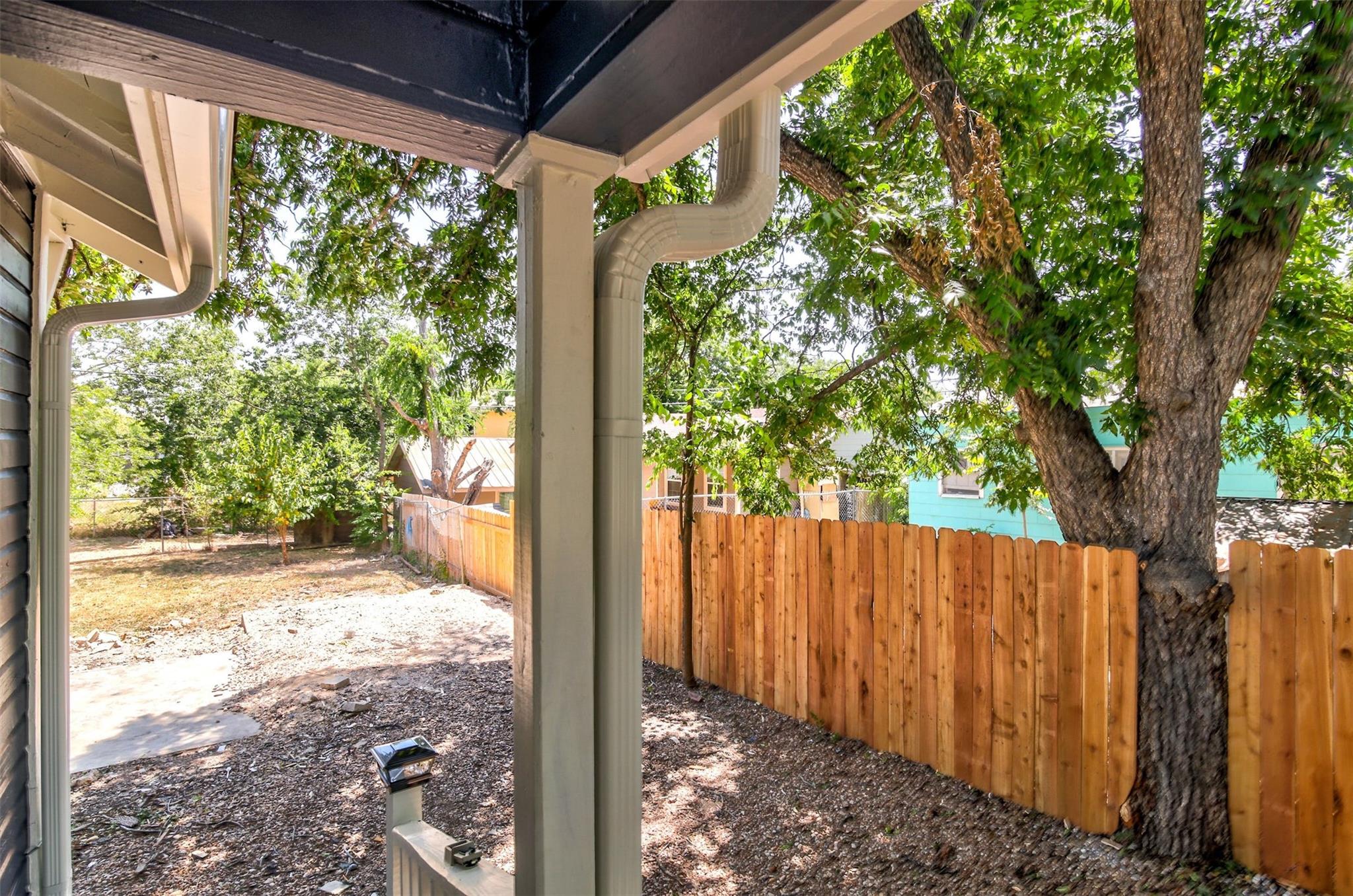 917 W 4th St, Taylor, TX 76574