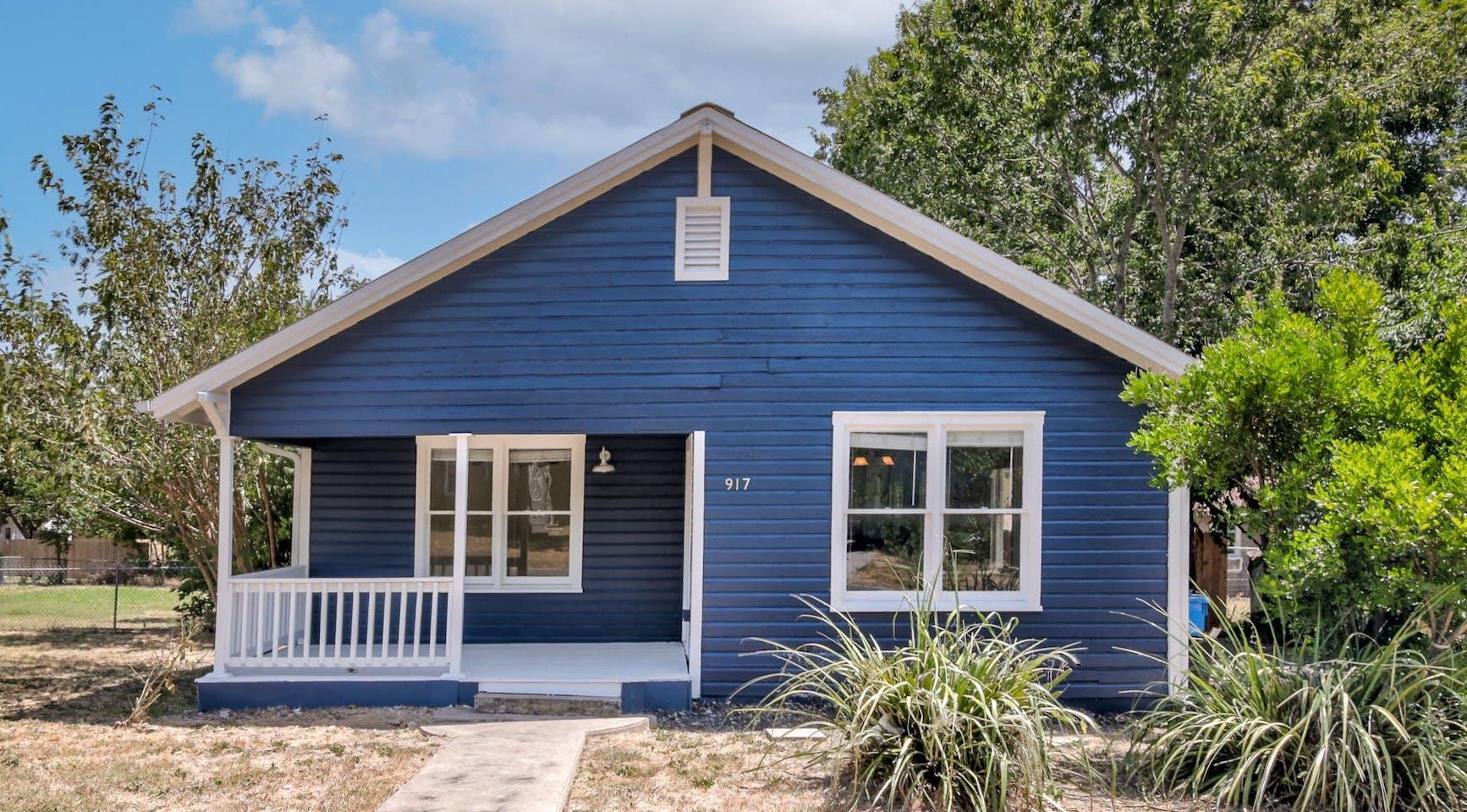 917 W 4th St, Taylor, TX 76574