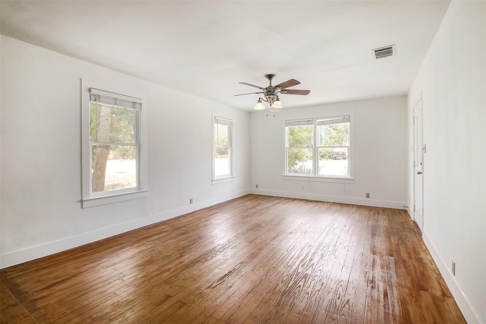 917 W 4th St, Taylor, TX 76574