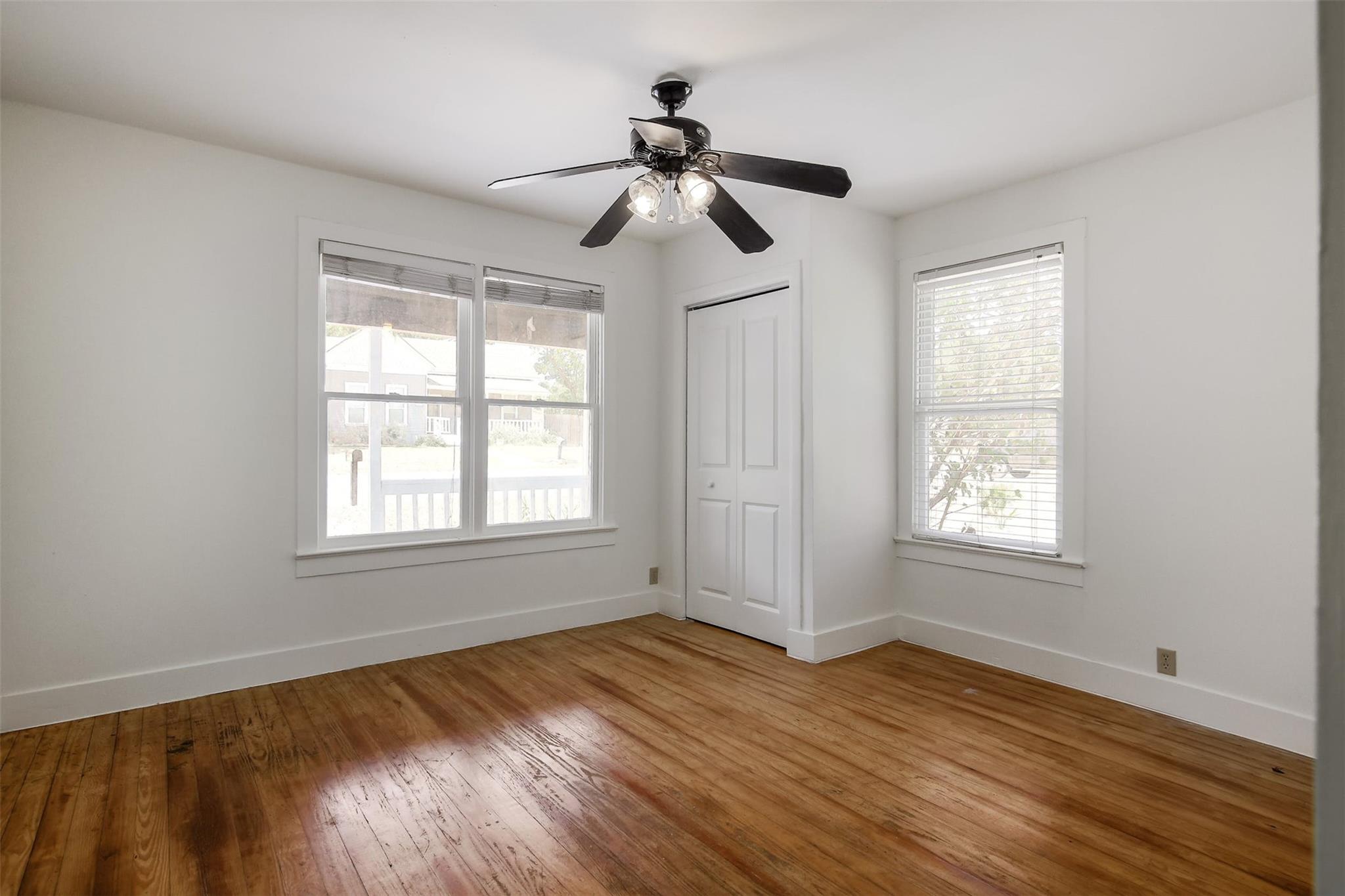 917 W 4th St, Taylor, TX 76574