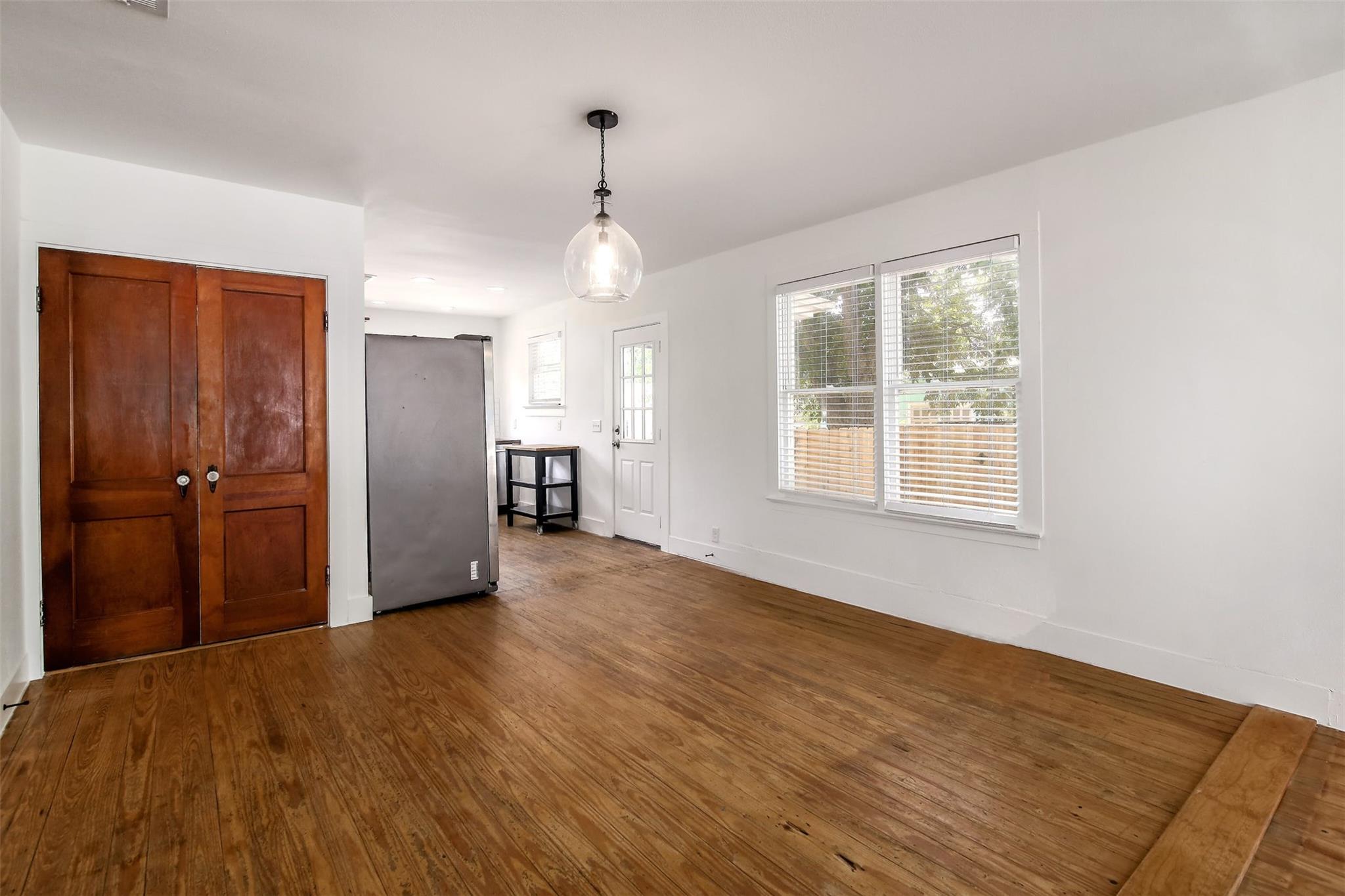 917 W 4th St, Taylor, TX 76574