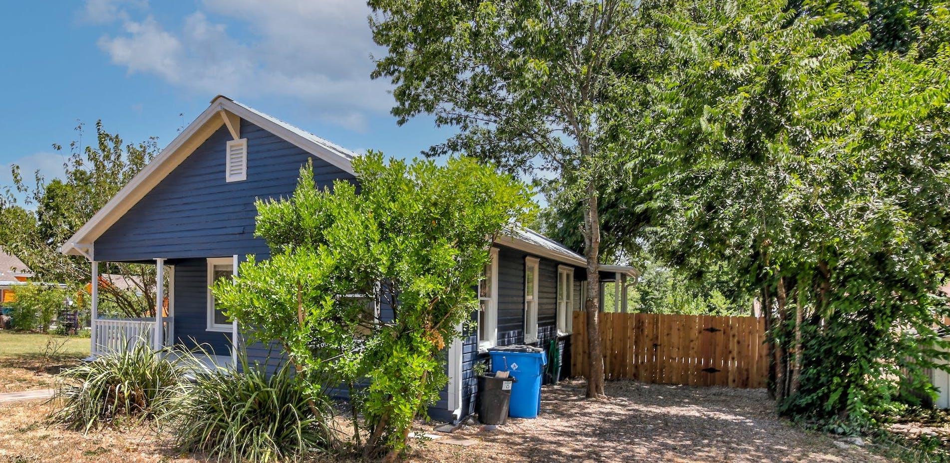 917 W 4th St, Taylor, TX 76574